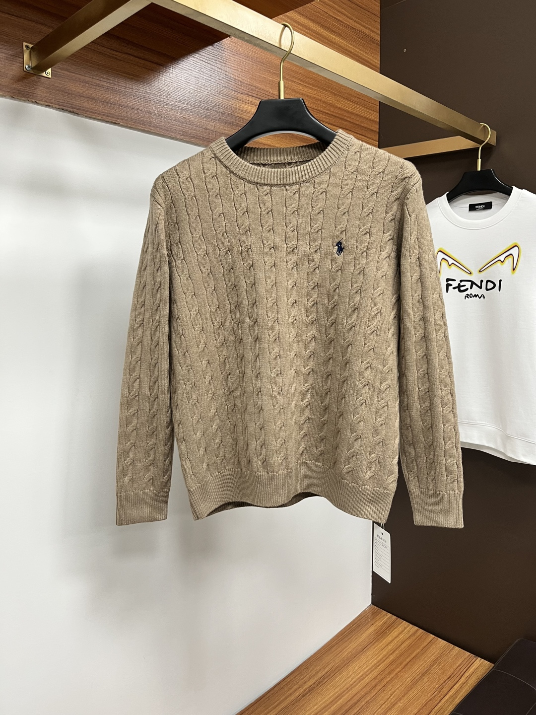NO:655207,Paul FW new autumn and winter old money style wool sweater, sold simultaneously at the counter, original order, imported wool fabric, spliced ​​color matching, three-dimensional and stylish, using brand logo accessories, original customized hardware, original OEM production, full texture, soft touch, high-end upper body, business and leisure essential item, size M-3XL,, alexander wang19860909保罗 FW秋冬新款老钱风羊毛衫,专柜同步发售,原单狠货,面料选用进口羊毛,拼接配色,立体有型,采用品牌Logo配饰,原版定制五金,原厂代工出品,质地饱满,触感柔软,上身高端大气,商务休闲必备单品 码数M-3XL,,alexander wang,Men's clothing