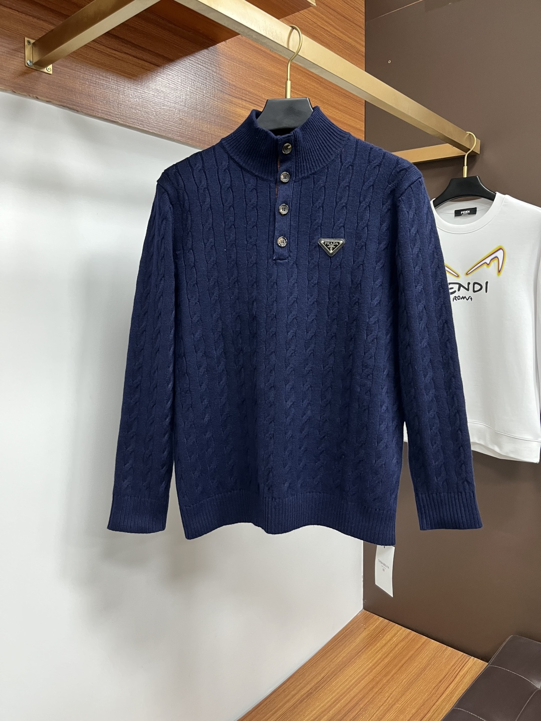 NO:655210,Prada FW new autumn and winter old money style woolen sweater, sold simultaneously at the counter, original order, imported wool fabric, spliced ​​color matching, three-dimensional and stylish, brand logo accessories, original customized hardware, original OEM production, full texture, soft touch, high-end upper body, a must-have item for business and leisure, size M-3XL,, prada, alexander wang19860909普拉达 FW秋冬新款老钱风羊毛衫,专柜同步发售,原单狠货,面料选用进口羊毛,拼接配色,立体有型,采用品牌Logo配饰,原版定制五金,原厂代工出品,质地饱满,触感柔软,上身高端大气,商务休闲必备单品 码数M-3XL,,prada,alexander wang,Men's clothing