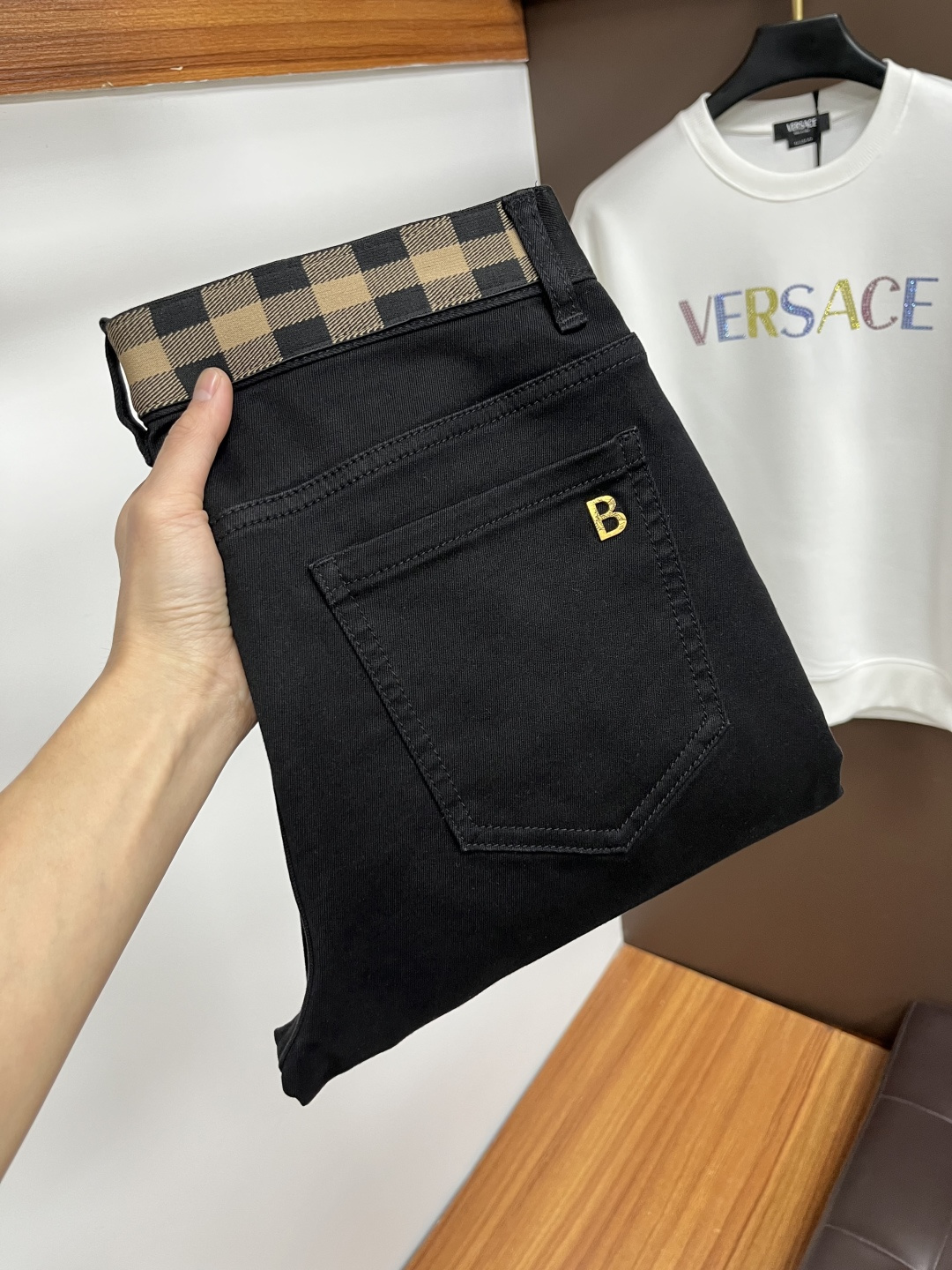 NO:661661,Burberry's 2025 autumn latest jeans are stress-free when entering and leaving the store. Best-selling models in the counter. Taste and value are shared. Very comfortable to wear. Low-key yet luxurious. Very classy to wear. Needless to say the trousers style and cut. The upper body is exquisite and vivid. Real first-class top quality. Really palace-level casual pants, using Turkish cotton to produce the most famous denim. Excellent quality. Heavy washing makes the pants very soft. Straight-footed version.  Don't be picky, the upper body is absolutely stylish QD25 is extremely luxurious!  Size 29-38,,burberry,jeans, 19860909巴宝莉 2025年秋季最新品牛仔裤出入专卖店无压力 专柜热销款 品味与价值共享 身穿着非常舒适 低调不失奢华 穿出去非常有档次,裤型款式和裁剪亦无需多言 上身精致跃然.真正一等一顶级质料 真正殿堂级的休闲裤,选用土耳其的棉花 生产出最有名的单宁布 品质卓然 经过重水洗使得裤子很柔软 直脚的版型 不挑人 上身绝对的有型 QD25 极度奢华！尺码29-38,,burberry,jeans, ,Men's clothing