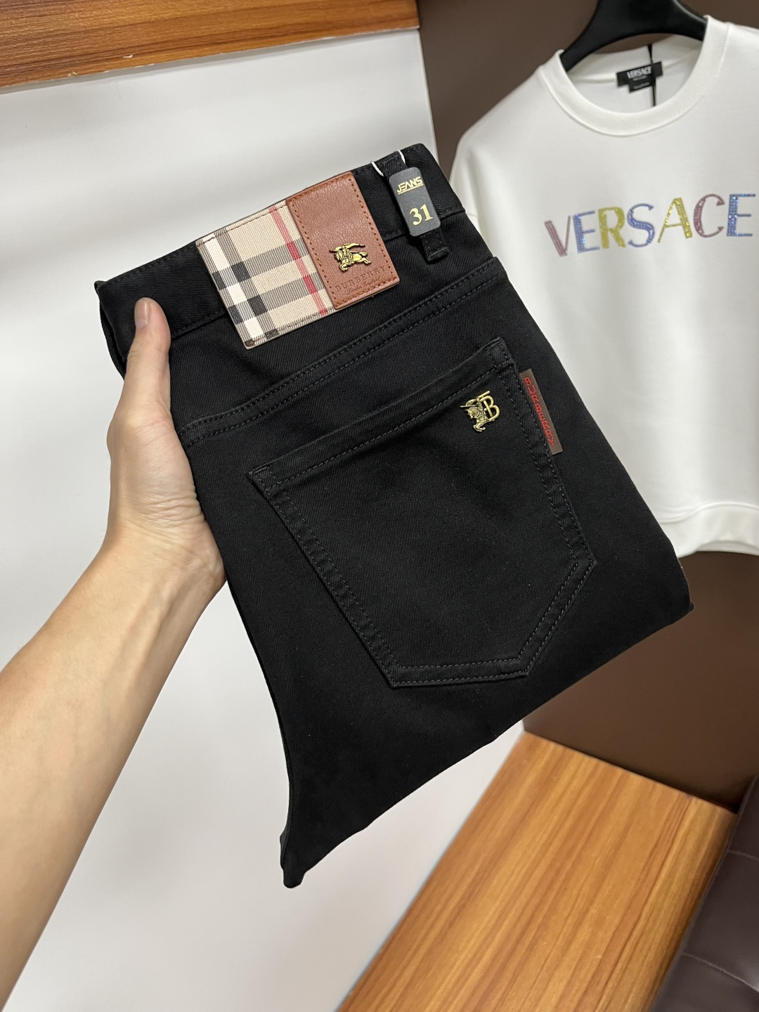 NO:661667,Burberry's 2025 autumn latest jeans are stress-free when entering and leaving the store. Best-selling models in the counter. Taste and value are shared. Very comfortable to wear. Low-key yet luxurious. Very classy to wear. Needless to say the trousers style and cut. The upper body is exquisite and vivid. Real first-class top quality. Really palace-level casual pants, using Turkish cotton to produce the most famous denim. Excellent quality. Heavy washing makes the pants very soft. Straight-footed version.  Don't be picky, the upper body is absolutely stylish QD25 is extremely luxurious!  Size 29-38,,burberry,jeans, 19860909巴宝莉 2025年秋季最新品牛仔裤出入专卖店无压力 专柜热销款 品味与价值共享 身穿着非常舒适 低调不失奢华 穿出去非常有档次,裤型款式和裁剪亦无需多言 上身精致跃然.真正一等一顶级质料 真正殿堂级的休闲裤,选用土耳其的棉花 生产出最有名的单宁布 品质卓然 经过重水洗使得裤子很柔软 直脚的版型 不挑人 上身绝对的有型 QD25 极度奢华！尺码29-38,,burberry,jeans, ,Men's clothing