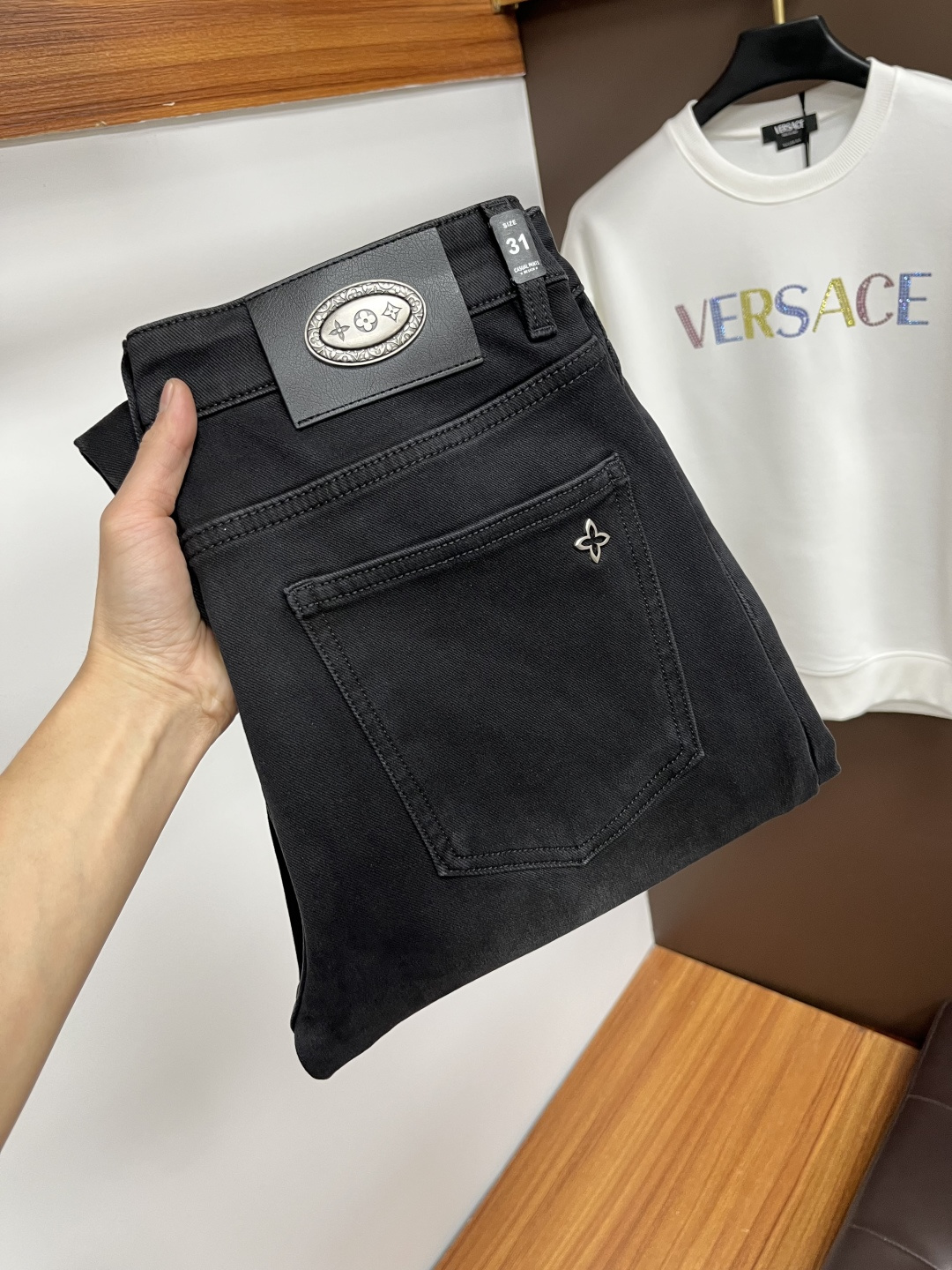 NO:661665,LV's latest 2025 autumn jeans are stress-free in and out of the store. Best-selling models in the counter. Taste and value are shared. Very comfortable to wear. Low-key yet luxurious. Very classy to wear. Needless to say the trousers style and cut. The upper body is exquisite and vivid. Real first-class top quality. Really top-level casual pants, using Turkish cotton. The most famous denim is produced. The quality is outstanding. After heavy washing, the pants are very soft. The straight-leg version is not picky.  The upper body is absolutely stylish QD25 is extremely luxurious!  Size 29-38,,louis vuitton,jeans, 19860909LV 2025年秋季最新品牛仔裤出入专卖店无压力 专柜热销款 品味与价值共享 身穿着非常舒适 低调不失奢华 穿出去非常有档次,裤型款式和裁剪亦无需多言 上身精致跃然.真正一等一顶级质料 真正殿堂级的休闲裤,选用土耳其的棉花 生产出最有名的单宁布 品质卓然 经过重水洗使得裤子很柔软 直脚的版型 不挑人 上身绝对的有型 QD25 极度奢华！尺码29-38,,louis vuitton,jeans, ,Men's clothing