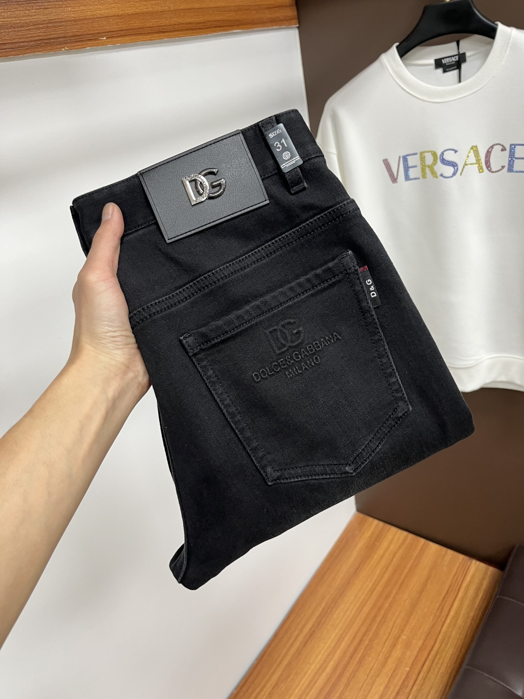 NO:661668,DG's latest 2025 autumn jeans are stress-free when entering and leaving the store. Best-selling models in the counter. Shared taste and value. Very comfortable to wear. Low-key yet luxurious. Very classy to wear. Needless to say the trousers style and cut. The upper body is exquisite and vivid. Real first-class top quality materials. Really top-level casual pants, using Turkish cotton. The most famous denim is produced. The quality is outstanding. After heavy washing, the pants are very soft. The straight-leg shape is not picky.  The upper body is absolutely stylish QD25 is extremely luxurious!  Size 29-38,,jeans, 19860909DG 2025年秋季最新品牛仔裤出入专卖店无压力 专柜热销款 品味与价值共享 身穿着非常舒适 低调不失奢华 穿出去非常有档次,裤型款式和裁剪亦无需多言 上身精致跃然.真正一等一顶级质料 真正殿堂级的休闲裤,选用土耳其的棉花 生产出最有名的单宁布 品质卓然 经过重水洗使得裤子很柔软 直脚的版型 不挑人 上身绝对的有型 QD25 极度奢华！尺码29-38,,jeans, ,Men's clothing