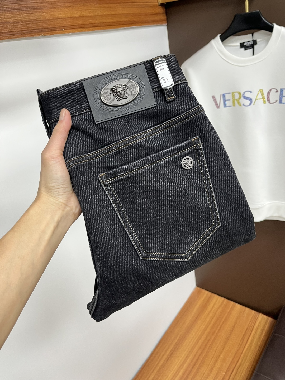 NO:661673,Versace's latest jeans in autumn 2025 are stress-free to enter and leave the store. Best-selling models in the counter. Taste and value are shared. Very comfortable to wear. Low-key yet luxurious. Very classy to wear. Needless to say the trousers style and cut. The upper body is exquisite and vivid. Real first-class top quality. Really palace-level casual pants, using Turkish cotton to produce the most famous denim. Excellent quality. Heavy washing makes the pants very soft. Straight-leg version.  Don't be picky, the upper body is absolutely stylish QD25 is extremely luxurious!  Size 29-38,,versace,jeans, 19860909范思哲 2025年秋季最新品牛仔裤出入专卖店无压力 专柜热销款 品味与价值共享 身穿着非常舒适 低调不失奢华 穿出去非常有档次,裤型款式和裁剪亦无需多言 上身精致跃然.真正一等一顶级质料 真正殿堂级的休闲裤,选用土耳其的棉花 生产出最有名的单宁布 品质卓然 经过重水洗使得裤子很柔软 直脚的版型 不挑人 上身绝对的有型 QD25 极度奢华！尺码29-38,,versace,jeans, ,Men's clothing