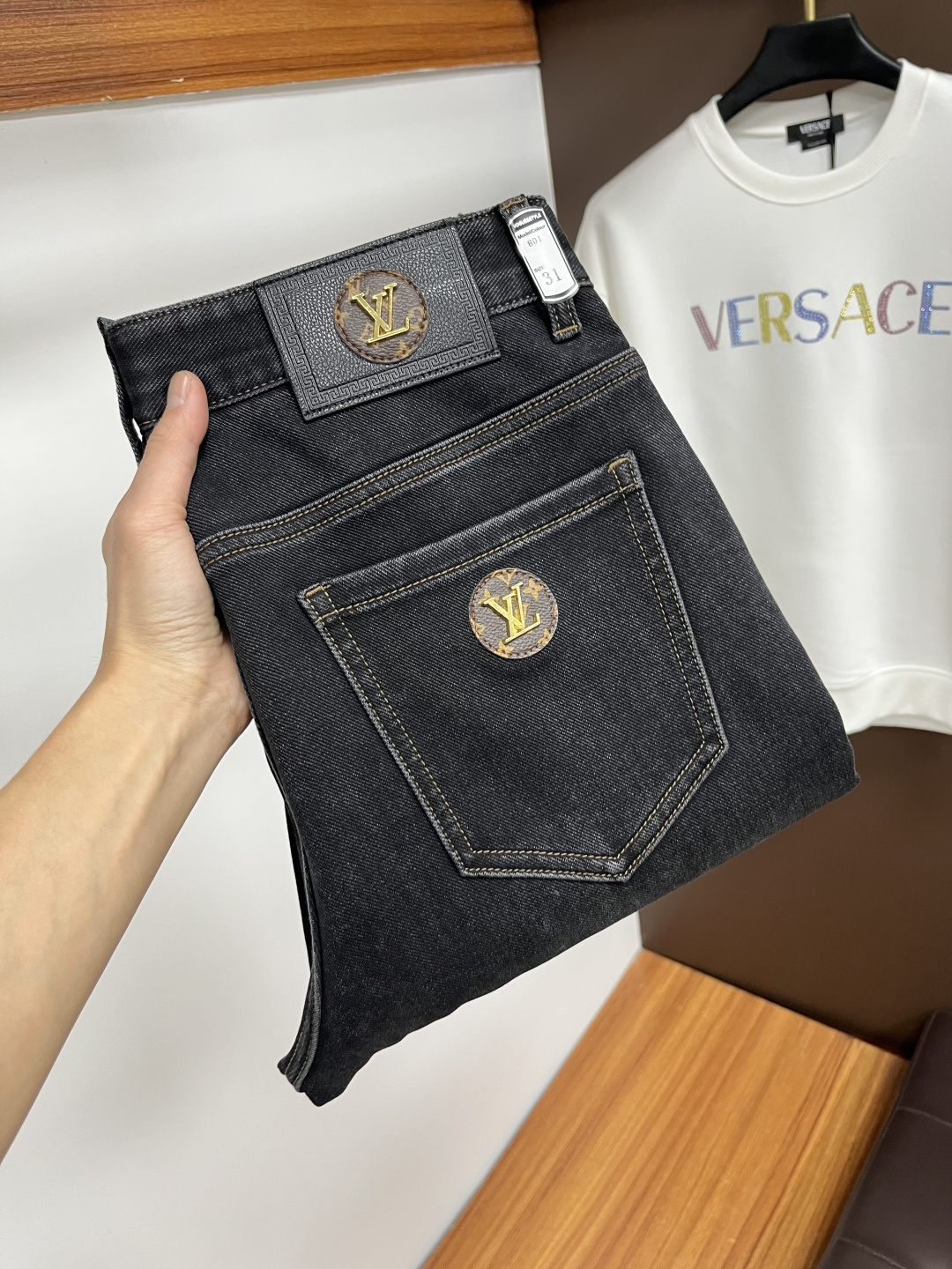 NO:655255,LV's latest autumn jeans are stress-free when entering and exiting the store. Best-selling models in the counter. Shared taste and value. Very comfortable to wear. Low-key yet luxurious. Very classy to wear. Needless to say the trousers style and cut. The upper body is exquisite and vivid. Really first-class and top-quality materials. Really top-level casual pants, using Turkish cotton. The most famous denim is produced. The quality is outstanding. After heavy washing, the pants are very soft. The straight-leg version is not picky.  The upper body is absolutely stylish QD25 is extremely luxurious!  Size 29-38,,louis vuitton,jeans,alexander wang19860909LV 年秋季最新品牛仔裤出入专卖店无压力 专柜热销款 品味与价值共享 身穿着非常舒适 低调不失奢华 穿出去非常有档次,裤型款式和裁剪亦无需多言 上身精致跃然.真正一等一顶级质料 真正殿堂级的休闲裤,选用土耳其的棉花 生产出最有名的单宁布 品质卓然 经过重水洗使得裤子很柔软 直脚的版型 不挑人 上身绝对的有型 QD25 极度奢华！尺码29-38,,louis vuitton,jeans,alexander wang,Men's clothing