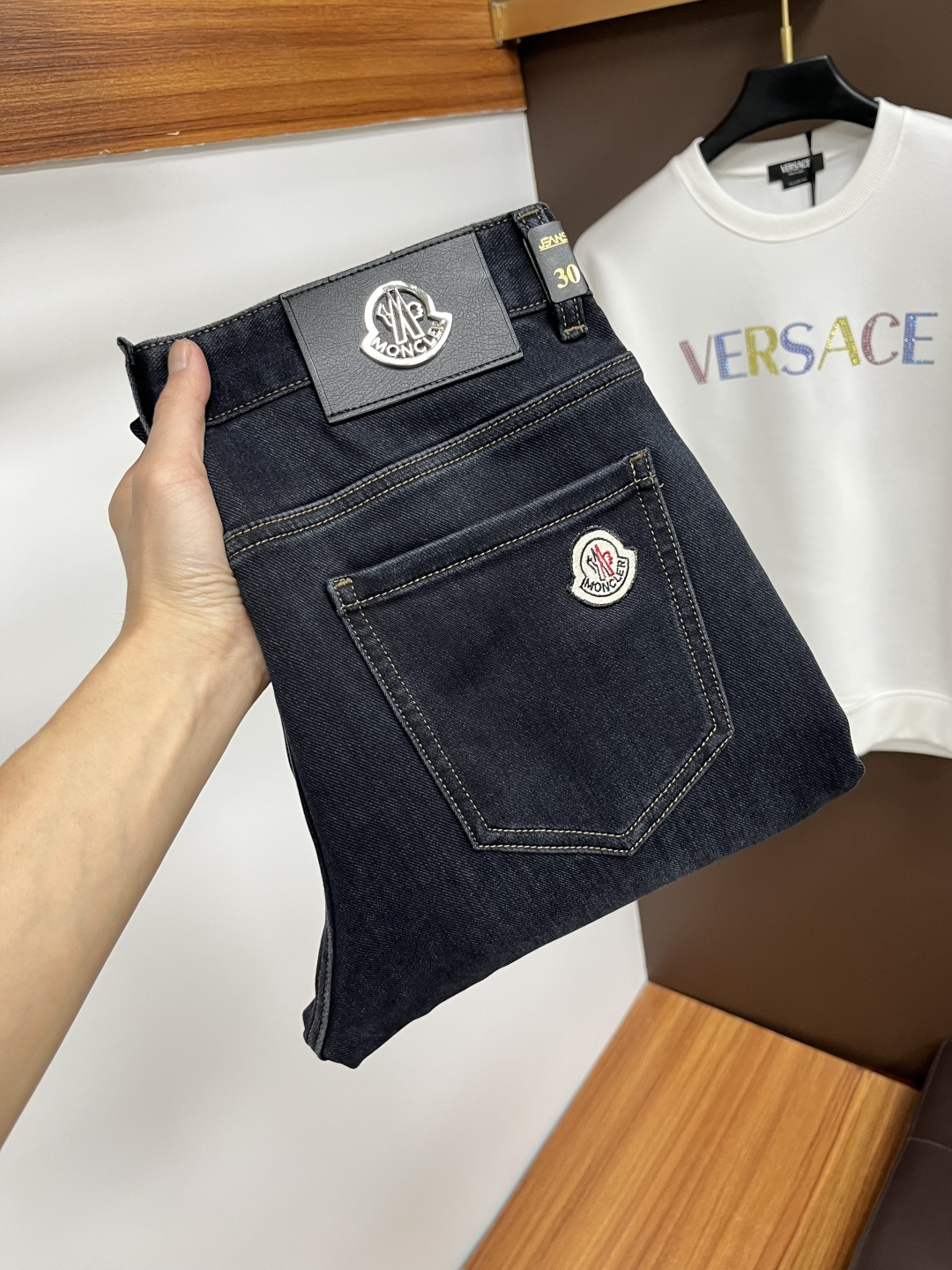 NO:655261,Mengkou's latest autumn jeans are stress-free when entering and leaving the store. Best-selling models in the counter. Taste and value are shared. Very comfortable to wear. Low-key yet luxurious. Very classy to wear. Needless to say the trousers style and cut. The upper body is exquisite and vivid. Really first-class and top-quality materials. Really top-level casual pants, using Turkish cotton. The most famous denim is produced. The quality is outstanding. After heavy washing, the pants are very soft. The straight-leg version is not picky.  The upper body is absolutely stylish QD25 is extremely luxurious!  Size 29-38,,Moncler,jeans,alexander wang19860909蒙口 年秋季最新品牛仔裤出入专卖店无压力 专柜热销款 品味与价值共享 身穿着非常舒适 低调不失奢华 穿出去非常有档次,裤型款式和裁剪亦无需多言 上身精致跃然.真正一等一顶级质料 真正殿堂级的休闲裤,选用土耳其的棉花 生产出最有名的单宁布 品质卓然 经过重水洗使得裤子很柔软 直脚的版型 不挑人 上身绝对的有型 QD25 极度奢华！尺码29-38,,Moncler,jeans,alexander wang,Men's clothing