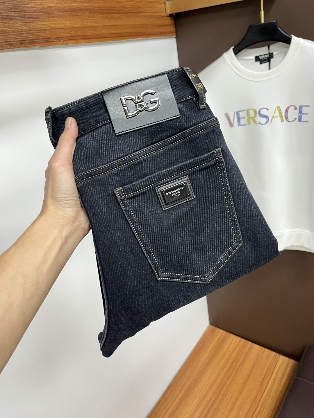 NO:655266,DG's latest autumn jeans are stress-free when entering and leaving the store. Best-selling models in the counter. Shared taste and value. Very comfortable to wear. Low-key yet luxurious. Very classy to wear. Needless to say the trousers style and cut. The upper body is exquisite and vivid. Really first-class and top-quality materials. Truly palace-level casual pants, using Turkish cotton. The most famous denim fabric is produced. The quality is outstanding. After heavy washing, the pants are very soft. The straight-leg version is not picky.  The upper body is absolutely stylish QD25 is extremely luxurious!  Size 29-38,,jeans,alexander wang19860909DG 年秋季最新品牛仔裤出入专卖店无压力 专柜热销款 品味与价值共享 身穿着非常舒适 低调不失奢华 穿出去非常有档次,裤型款式和裁剪亦无需多言 上身精致跃然.真正一等一顶级质料 真正殿堂级的休闲裤,选用土耳其的棉花 生产出最有名的单宁布 品质卓然 经过重水洗使得裤子很柔软 直脚的版型 不挑人 上身绝对的有型 QD25 极度奢华！尺码29-38,,jeans,alexander wang,Men's clothing