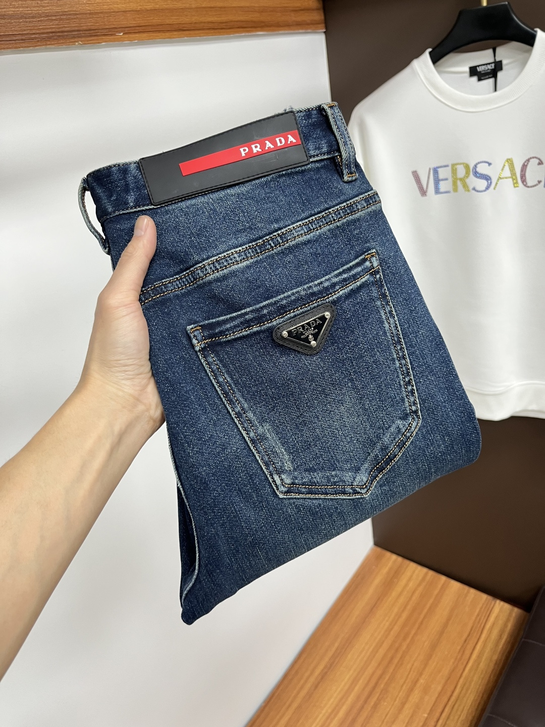 NO:655271,Prada's latest autumn jeans are stress-free when entering and exiting the store. Best-selling models in the counter. Shared taste and value. Very comfortable to wear. Low-key yet luxurious. Very classy to wear. Needless to say the trousers style and cut. The upper body is exquisite and vivid. Really first-class and top-quality materials. Really top-level casual pants, using Turkish cotton. The most famous denim is produced. The quality is outstanding. After heavy washing, the pants are very soft. The straight-leg version is not picky.  The upper body is absolutely stylish QD25 is extremely luxurious!  Size 29-38,,prada,jeans,alexander wang19860909普拉达 年秋季最新品牛仔裤出入专卖店无压力 专柜热销款 品味与价值共享 身穿着非常舒适 低调不失奢华 穿出去非常有档次,裤型款式和裁剪亦无需多言 上身精致跃然.真正一等一顶级质料 真正殿堂级的休闲裤,选用土耳其的棉花 生产出最有名的单宁布 品质卓然 经过重水洗使得裤子很柔软 直脚的版型 不挑人 上身绝对的有型 QD25 极度奢华！尺码29-38,,prada,jeans,alexander wang,Men's clothing