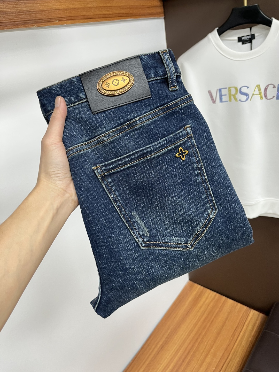 NO:655276,LV's latest autumn jeans are stress-free when entering and exiting the store. Best-selling models in the counter. Shared taste and value. Very comfortable to wear. Low-key yet luxurious. Very classy to wear. Needless to say the trousers style and cut. The upper body is exquisite and vivid. Really first-class and top-quality materials. Really top-level casual pants, using Turkish cotton. The most famous denim is produced. The quality is outstanding. After heavy washing, the pants are very soft. The straight-leg version is not picky.  The upper body is absolutely stylish QD25 is extremely luxurious!  Size 29-38,,louis vuitton,jeans,alexander wang19860909LV 年秋季最新品牛仔裤出入专卖店无压力 专柜热销款 品味与价值共享 身穿着非常舒适 低调不失奢华 穿出去非常有档次,裤型款式和裁剪亦无需多言 上身精致跃然.真正一等一顶级质料 真正殿堂级的休闲裤,选用土耳其的棉花 生产出最有名的单宁布 品质卓然 经过重水洗使得裤子很柔软 直脚的版型 不挑人 上身绝对的有型 QD25 极度奢华！尺码29-38,,louis vuitton,jeans,alexander wang,Men's clothing