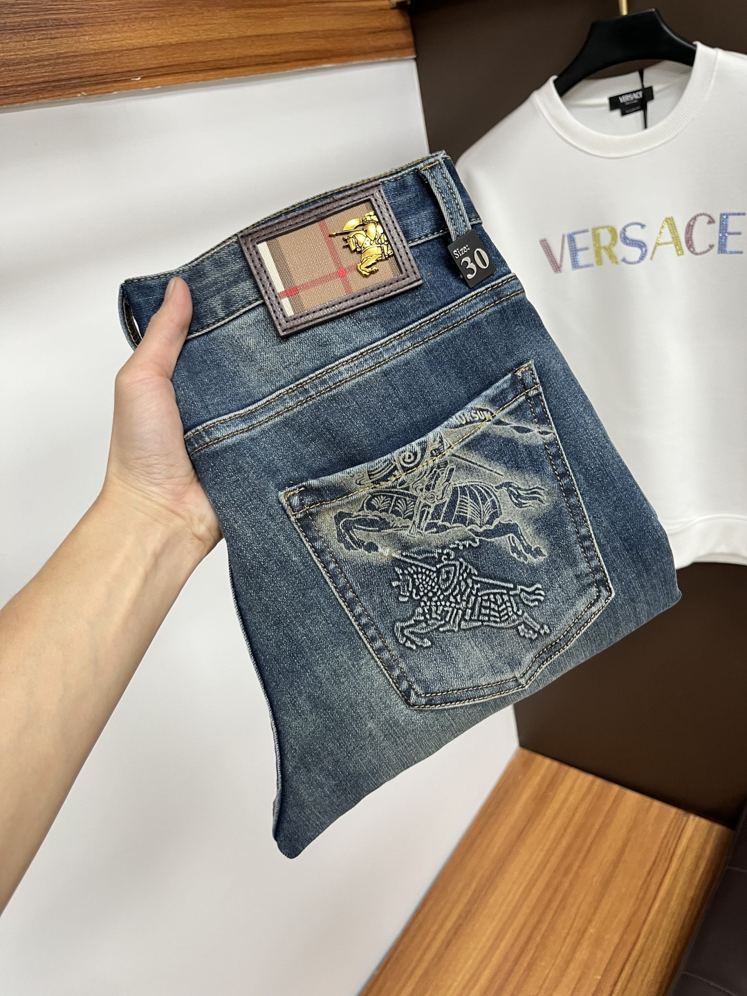 NO:655281,Burberry's latest autumn jeans are stress-free in and out of the store. The best-selling models in the counter share taste and value. They are very comfortable to wear. Low-key yet luxurious. They are very classy to wear. Needless to say the style and cut of the pants. The upper body is exquisite and vivid. Really first-class and top-quality materials. Really top-level casual pants, using Turkish cotton. The most famous denim is produced. The quality is outstanding. After heavy washing, the pants are very soft. The straight-leg shape is not picky.  The upper body is absolutely stylish QD25 is extremely luxurious!  Size 29-38,,burberry,jeans,alexander wang19860909巴宝莉 年秋季最新品牛仔裤出入专卖店无压力 专柜热销款 品味与价值共享 身穿着非常舒适 低调不失奢华 穿出去非常有档次,裤型款式和裁剪亦无需多言 上身精致跃然.真正一等一顶级质料 真正殿堂级的休闲裤,选用土耳其的棉花 生产出最有名的单宁布 品质卓然 经过重水洗使得裤子很柔软 直脚的版型 不挑人 上身绝对的有型 QD25 极度奢华！尺码29-38,,burberry,jeans,alexander wang,Men's clothing