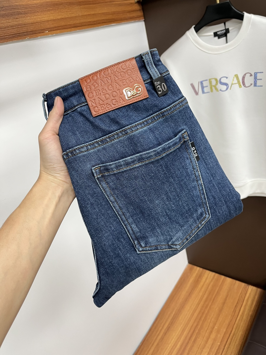 NO:655286,DG's latest autumn jeans are stress-free when entering and leaving the store. Best-selling models in the counter. Shared taste and value. Very comfortable to wear. Low-key yet luxurious. Very classy to wear. Needless to say the trousers style and cut. The upper body is exquisite and vivid. Really first-class and top-quality materials. Truly palace-level casual pants, using Turkish cotton. The most famous denim fabric is produced. The quality is outstanding. After heavy washing, the pants are very soft. The straight-leg version is not picky.  The upper body is absolutely stylish QD25 is extremely luxurious!  Size 29-38,,jeans,alexander wang19860909DG 年秋季最新品牛仔裤出入专卖店无压力 专柜热销款 品味与价值共享 身穿着非常舒适 低调不失奢华 穿出去非常有档次,裤型款式和裁剪亦无需多言 上身精致跃然.真正一等一顶级质料 真正殿堂级的休闲裤,选用土耳其的棉花 生产出最有名的单宁布 品质卓然 经过重水洗使得裤子很柔软 直脚的版型 不挑人 上身绝对的有型 QD25 极度奢华！尺码29-38,,jeans,alexander wang,Men's clothing