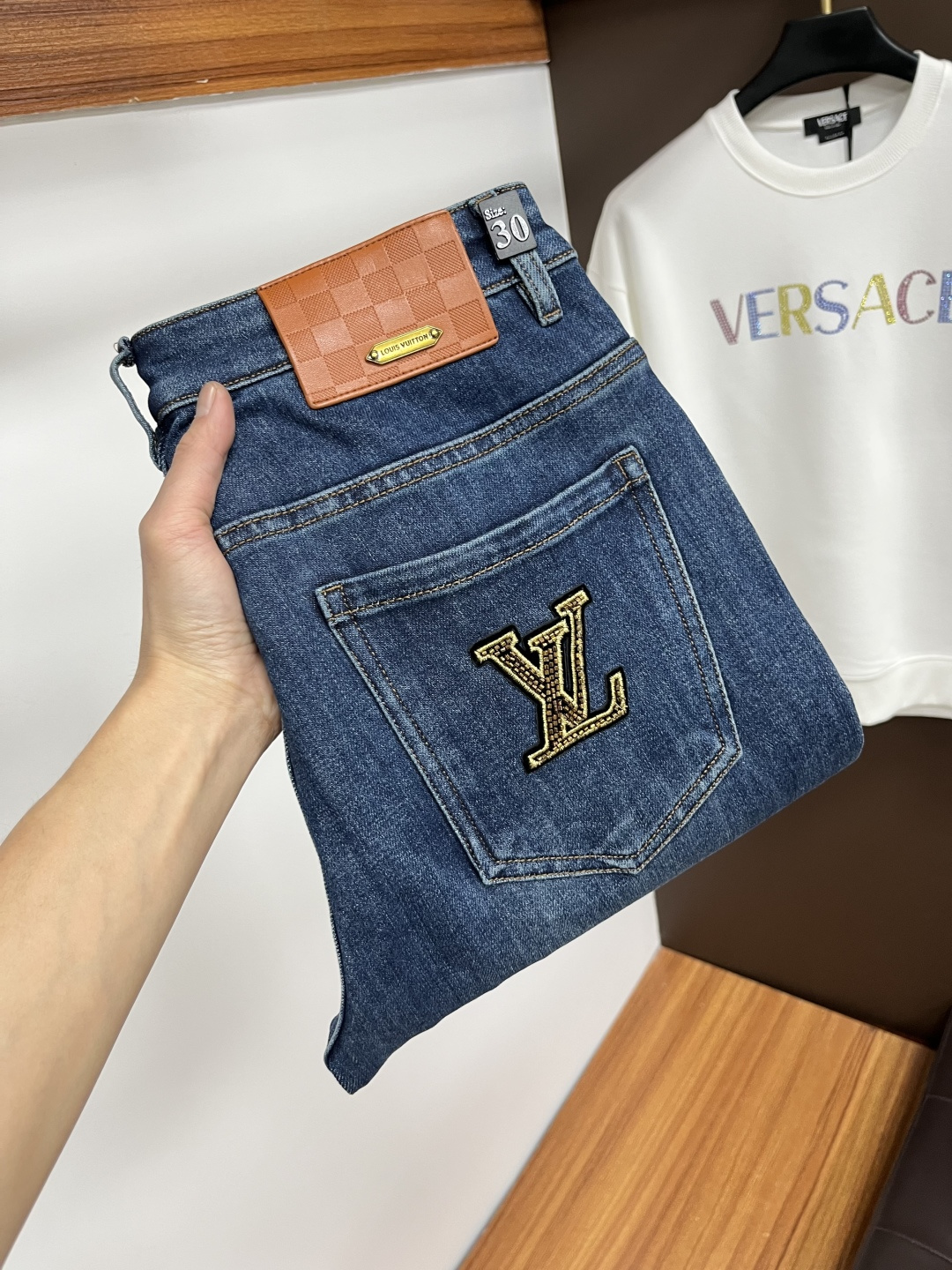 NO:655291,LV's latest autumn jeans are stress-free when entering and exiting the store. Best-selling models in the counter. Shared taste and value. Very comfortable to wear. Low-key yet luxurious. Very classy to wear. Needless to say the trousers style and cut. The upper body is exquisite and vivid. Really first-class and top-quality materials. Really top-level casual pants, using Turkish cotton. The most famous denim is produced. The quality is outstanding. After heavy washing, the pants are very soft. The straight-leg version is not picky.  The upper body is absolutely stylish QD25 is extremely luxurious!  Size 29-38,,louis vuitton,jeans,alexander wang19860909LV 年秋季最新品牛仔裤出入专卖店无压力 专柜热销款 品味与价值共享 身穿着非常舒适 低调不失奢华 穿出去非常有档次,裤型款式和裁剪亦无需多言 上身精致跃然.真正一等一顶级质料 真正殿堂级的休闲裤,选用土耳其的棉花 生产出最有名的单宁布 品质卓然 经过重水洗使得裤子很柔软 直脚的版型 不挑人 上身绝对的有型 QD25 极度奢华！尺码29-38,,louis vuitton,jeans,alexander wang,Men's clothing