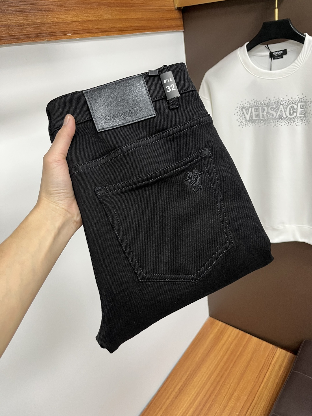 NO:657480,Dior's latest 2025 autumn jeans are stress-free in the store. Best-selling models in the counter. Shared taste and value. Very comfortable to wear. Low-key yet luxurious. Very classy to wear. Needless to say the trousers style and cut. The upper body is exquisite and vivid. Really first-class and top-quality materials. Really palace-level casual pants, using Turkish cotton to produce the most famous denim. Excellent quality. After heavy washing, the pants are very soft. Straight-leg version.  Don't be picky, the upper body is absolutely stylish QD25 is extremely luxurious!  Size 29-38,,dior,jeans,alexander wang19860909迪奥 2025年秋季最新品牛仔裤出入专卖店无压力 专柜热销款 品味与价值共享 身穿着非常舒适 低调不失奢华 穿出去非常有档次,裤型款式和裁剪亦无需多言 上身精致跃然.真正一等一顶级质料 真正殿堂级的休闲裤,选用土耳其的棉花 生产出最有名的单宁布 品质卓然 经过重水洗使得裤子很柔软 直脚的版型 不挑人 上身绝对的有型 QD25 极度奢华！尺码29-38,,dior,jeans,alexander wang,Men's clothing