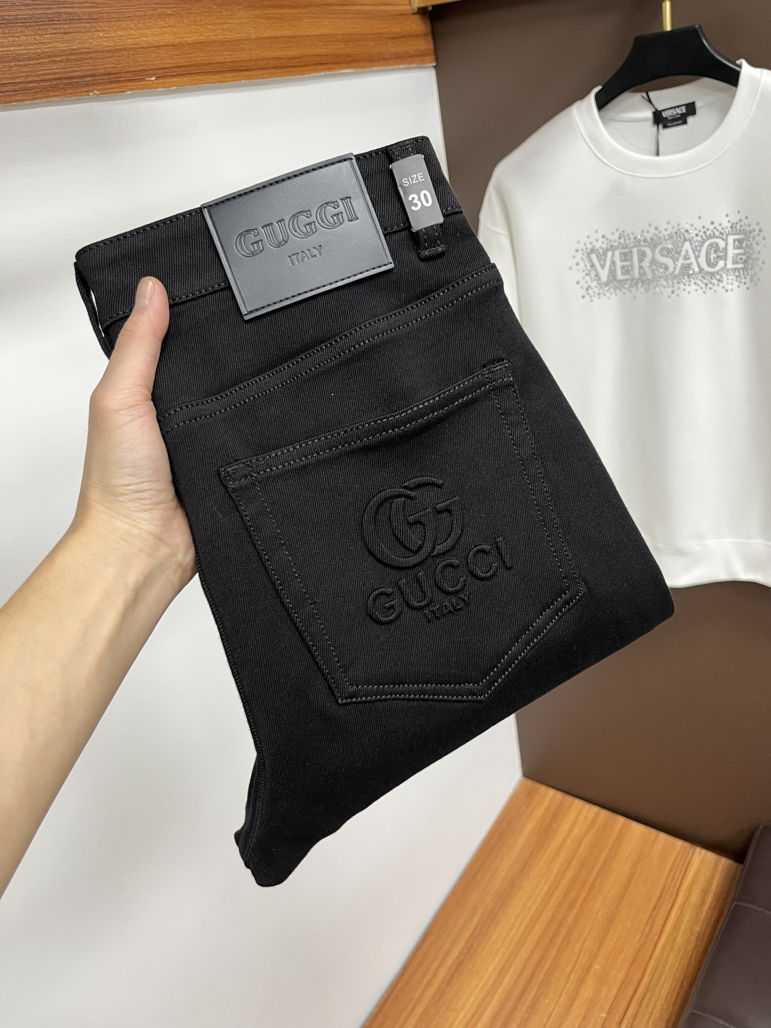 NO:657483,Gucci's latest 2025 autumn jeans are stress-free in and out of the store. Best-selling models in the counter. Shared taste and value. Very comfortable to wear. Low-key yet luxurious. Very classy to wear. Needless to say the trousers style and cut. The upper body is exquisite and vivid. Real first-class top quality materials. Really palace-level casual pants, using Turkish cotton to produce the most famous denim. Excellent quality. Heavy washing makes the pants very soft. Straight-leg version.  Don't be picky, the upper body is absolutely stylish QD25 is extremely luxurious!  Size 29-38,,jeans,alexander wang19860909古奇 2025年秋季最新品牛仔裤出入专卖店无压力 专柜热销款 品味与价值共享 身穿着非常舒适 低调不失奢华 穿出去非常有档次,裤型款式和裁剪亦无需多言 上身精致跃然.真正一等一顶级质料 真正殿堂级的休闲裤,选用土耳其的棉花 生产出最有名的单宁布 品质卓然 经过重水洗使得裤子很柔软 直脚的版型 不挑人 上身绝对的有型 QD25 极度奢华！尺码29-38,,jeans,alexander wang,Men's clothing