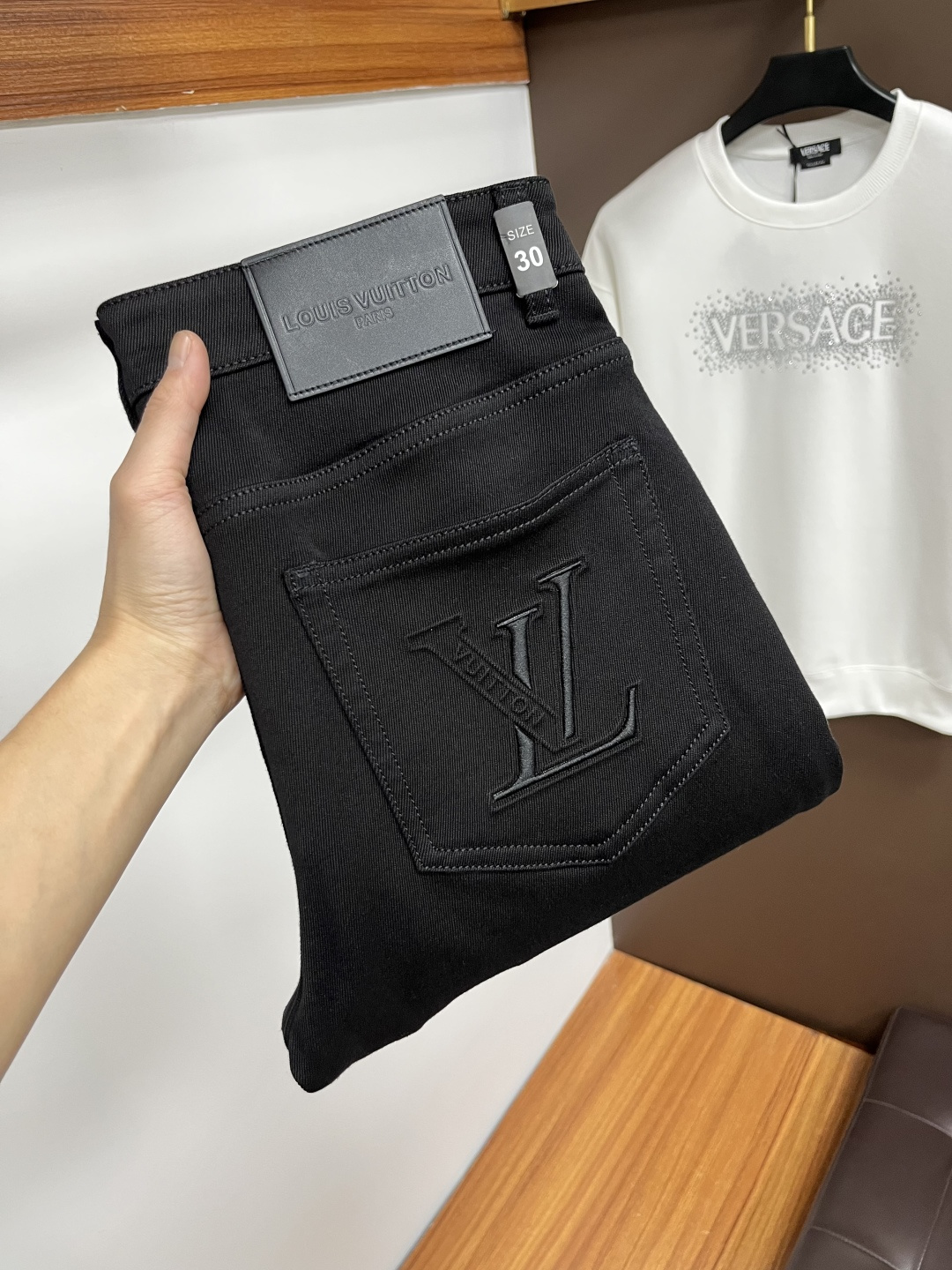 NO:657486,LV's latest 2025 autumn jeans are stress-free in and out of the store. Best-selling models in the counter. Taste and value are shared. Very comfortable to wear. Low-key yet luxurious. Very classy to wear. Needless to say the trousers style and cut. The upper body is exquisite and vivid. Real first-class top quality. Really top-level casual pants, using Turkish cotton. The most famous denim is produced. The quality is outstanding. After heavy washing, the pants are very soft. The straight-leg version is not picky.  The upper body is absolutely stylish QD25 is extremely luxurious!  Size 29-38,,louis vuitton,jeans,alexander wang19860909LV 2025年秋季最新品牛仔裤出入专卖店无压力 专柜热销款 品味与价值共享 身穿着非常舒适 低调不失奢华 穿出去非常有档次,裤型款式和裁剪亦无需多言 上身精致跃然.真正一等一顶级质料 真正殿堂级的休闲裤,选用土耳其的棉花 生产出最有名的单宁布 品质卓然 经过重水洗使得裤子很柔软 直脚的版型 不挑人 上身绝对的有型 QD25 极度奢华！尺码29-38,,louis vuitton,jeans,alexander wang,Men's clothing