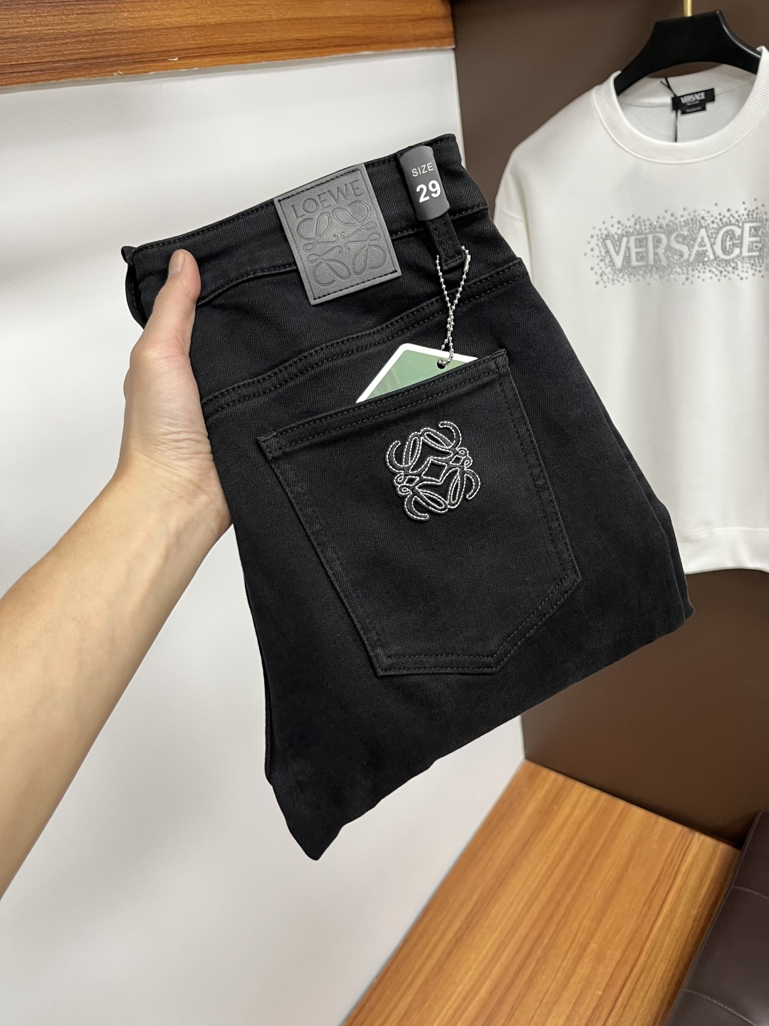 NO:657489,Loewe's 2025 autumn latest jeans are stress-free in the store. Best-selling models in the counter. Taste and value are shared. Very comfortable to wear. Low-key yet luxurious. Very classy to wear. Needless to say the trousers style and cut. The upper body is exquisite and vivid. Real first-class top quality. Really palace-level casual pants, using Turkish cotton to produce the most famous denim. Excellent quality. Heavy washing makes the pants very soft. Straight-leg version.  Don't be picky, the upper body is absolutely stylish QD25 is extremely luxurious!  Size 29-38,,loewe,jeans,alexander wang19860909罗意威 2025年秋季最新品牛仔裤出入专卖店无压力 专柜热销款 品味与价值共享 身穿着非常舒适 低调不失奢华 穿出去非常有档次,裤型款式和裁剪亦无需多言 上身精致跃然.真正一等一顶级质料 真正殿堂级的休闲裤,选用土耳其的棉花 生产出最有名的单宁布 品质卓然 经过重水洗使得裤子很柔软 直脚的版型 不挑人 上身绝对的有型 QD25 极度奢华！尺码29-38,,loewe,jeans,alexander wang,Men's clothing