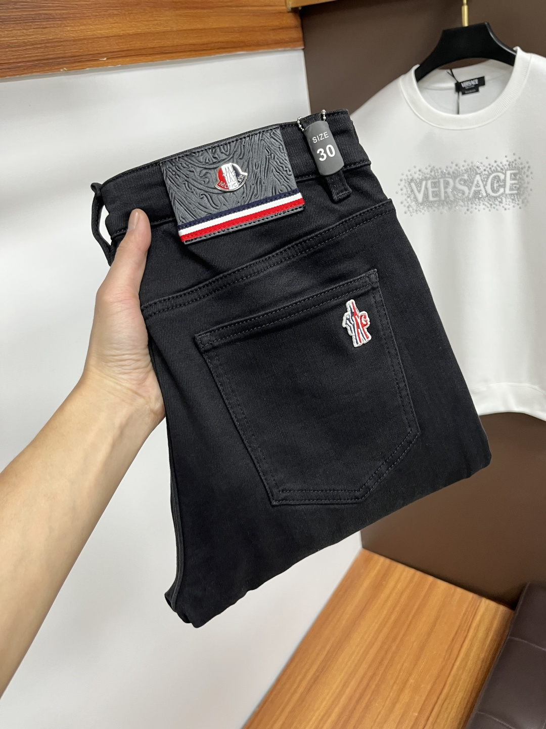 NO:657459,Mengkou 2025 autumn latest jeans, no pressure to go in and out of the store. Best-selling models in the counter. Shared taste and value. Very comfortable to wear. Low-key yet luxurious. Very classy to wear. Needless to say the trousers style and cut. The upper body is exquisite and vivid. Real first-class top quality. Really palace-level casual pants, using Turkish cotton. The most famous denim is produced. The quality is outstanding. After heavy washing, the pants are very soft. Straight-leg version.  Don't be picky, the upper body is absolutely stylish QD25 is extremely luxurious!  Size 29-38,,Moncler,jeans,alexander wang19860909蒙口 2025年秋季最新品牛仔裤出入专卖店无压力 专柜热销款 品味与价值共享 身穿着非常舒适 低调不失奢华 穿出去非常有档次,裤型款式和裁剪亦无需多言 上身精致跃然.真正一等一顶级质料 真正殿堂级的休闲裤,选用土耳其的棉花 生产出最有名的单宁布 品质卓然 经过重水洗使得裤子很柔软 直脚的版型 不挑人 上身绝对的有型 QD25 极度奢华！尺码29-38,,Moncler,jeans,alexander wang,Men's clothing