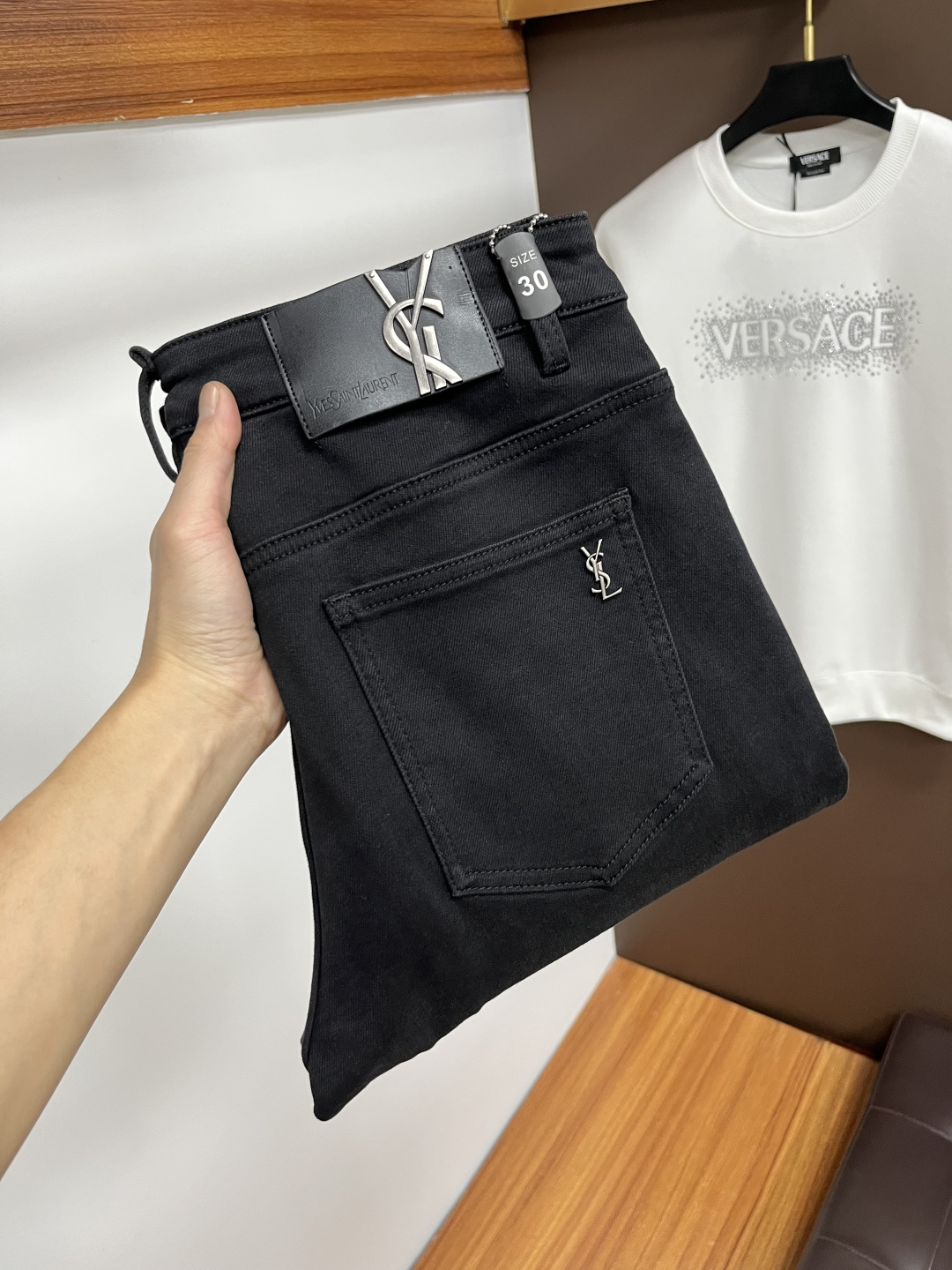 NO:657462,Yves Saint Laurent's 2025 autumn latest jeans are stress-free to enter and leave the store. Best-selling models in the counter. Taste and value are shared. Very comfortable to wear. Low-key yet luxurious. Very classy to wear. Needless to say the trousers style and cut. The upper body is exquisite and vivid. Real first-class top quality materials. Really palace-level casual pants, using Turkish cotton to produce the most famous denim. Excellent quality. Heavy washing makes the pants very soft. Straight-leg version.  Don't be picky, the upper body is absolutely stylish QD25 is extremely luxurious!  Size 29-38,,saint laurent,jeans,alexander wang19860909圣罗兰 2025年秋季最新品牛仔裤出入专卖店无压力 专柜热销款 品味与价值共享 身穿着非常舒适 低调不失奢华 穿出去非常有档次,裤型款式和裁剪亦无需多言 上身精致跃然.真正一等一顶级质料 真正殿堂级的休闲裤,选用土耳其的棉花 生产出最有名的单宁布 品质卓然 经过重水洗使得裤子很柔软 直脚的版型 不挑人 上身绝对的有型 QD25 极度奢华！尺码29-38,,saint laurent,jeans,alexander wang,Men's clothing