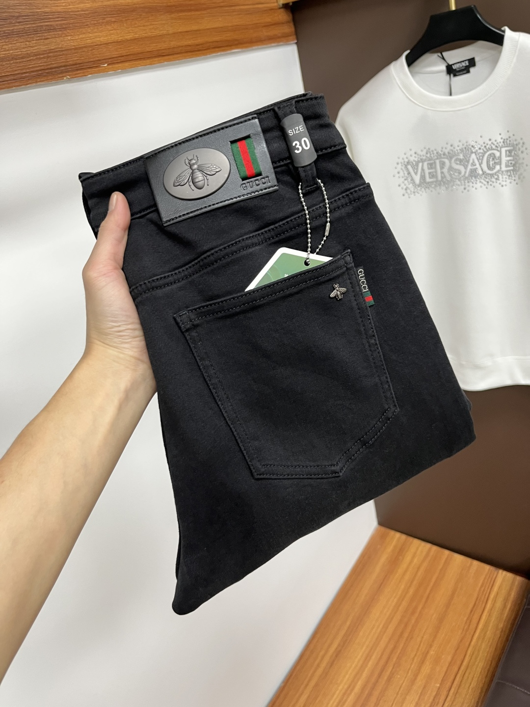 NO:657466,Gucci's latest 2025 autumn jeans are stress-free in and out of the store. Best-selling models in the counter. Shared taste and value. Very comfortable to wear. Low-key yet luxurious. Very classy to wear. Needless to say the trousers style and cut. The upper body is exquisite and vivid. Real first-class top quality materials. Really palace-level casual pants, using Turkish cotton to produce the most famous denim. Excellent quality. Heavy washing makes the pants very soft. Straight-leg version.  Don't be picky, the upper body is absolutely stylish QD25 is extremely luxurious!  Size 29-38,,jeans,alexander wang19860909古奇 2025年秋季最新品牛仔裤出入专卖店无压力 专柜热销款 品味与价值共享 身穿着非常舒适 低调不失奢华 穿出去非常有档次,裤型款式和裁剪亦无需多言 上身精致跃然.真正一等一顶级质料 真正殿堂级的休闲裤,选用土耳其的棉花 生产出最有名的单宁布 品质卓然 经过重水洗使得裤子很柔软 直脚的版型 不挑人 上身绝对的有型 QD25 极度奢华！尺码29-38,,jeans,alexander wang,Men's clothing