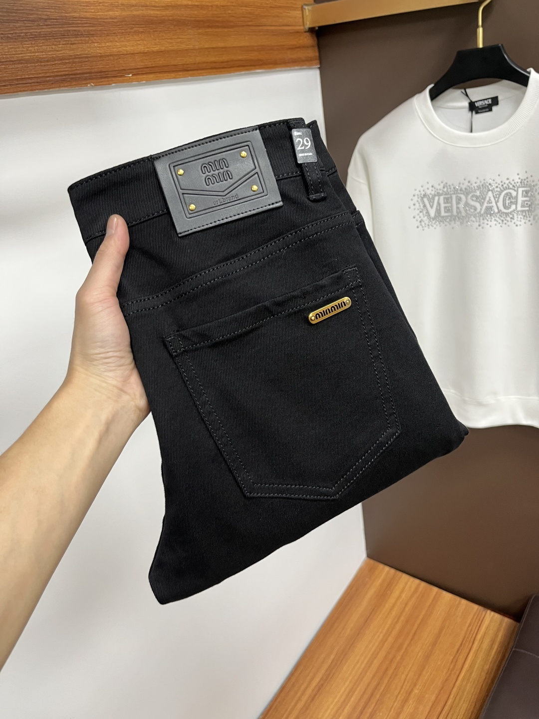 NO:657470,miumiu's 2025 autumn latest jeans are stress-free when entering and leaving the store. Best-selling models in the counter. Taste and value are shared. Very comfortable to wear. Low-key yet luxurious. Very classy to wear. Needless to say the trousers style and cut. The upper body is exquisite and vivid. Real first-class top quality materials. Really palace-level casual pants, using Turkish cotton to produce the most famous denim. Excellent quality. Heavy washing makes the pants very soft. Straight-leg version.  Don't be picky, the upper body is absolutely stylish QD25 is extremely luxurious!  Size 29-38,,miumiu,jeans,alexander wang19860909miumiu 2025年秋季最新品牛仔裤出入专卖店无压力 专柜热销款 品味与价值共享 身穿着非常舒适 低调不失奢华 穿出去非常有档次,裤型款式和裁剪亦无需多言 上身精致跃然.真正一等一顶级质料 真正殿堂级的休闲裤,选用土耳其的棉花 生产出最有名的单宁布 品质卓然 经过重水洗使得裤子很柔软 直脚的版型 不挑人 上身绝对的有型 QD25 极度奢华！尺码29-38,,miumiu,jeans,alexander wang,Men's clothing