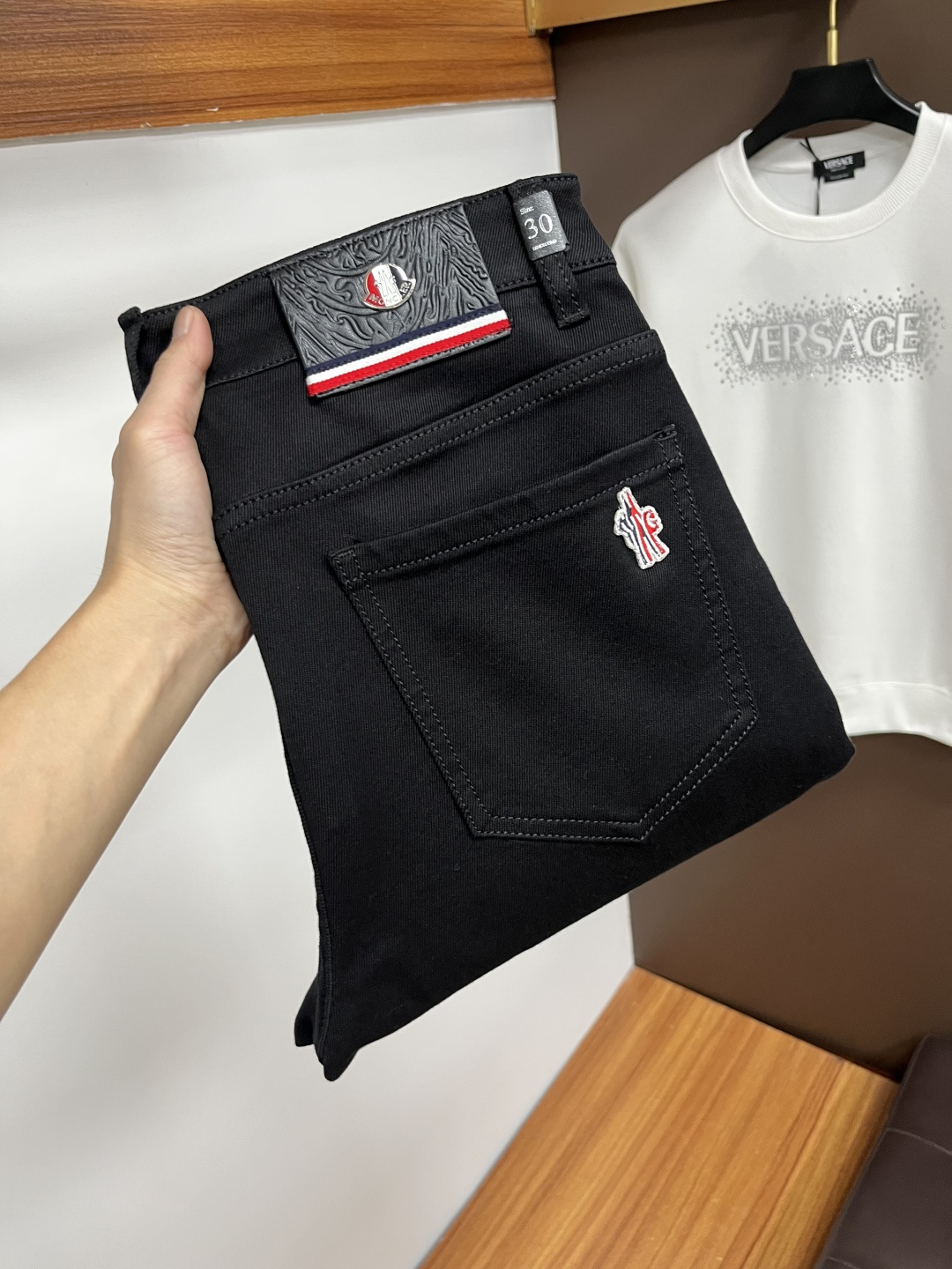 NO:657474,Mengkou 2025 autumn latest jeans, no pressure to go in and out of the store. Best-selling models in the counter. Shared taste and value. Very comfortable to wear. Low-key yet luxurious. Very classy to wear. Needless to say the trousers style and cut. The upper body is exquisite and vivid. Real first-class top quality. Really palace-level casual pants, using Turkish cotton. The most famous denim is produced. The quality is outstanding. After heavy washing, the pants are very soft. Straight-leg version.  Don't be picky, the upper body is absolutely stylish QD25 is extremely luxurious!  Size 29-38,,Moncler,jeans,alexander wang19860909蒙口 2025年秋季最新品牛仔裤出入专卖店无压力 专柜热销款 品味与价值共享 身穿着非常舒适 低调不失奢华 穿出去非常有档次,裤型款式和裁剪亦无需多言 上身精致跃然.真正一等一顶级质料 真正殿堂级的休闲裤,选用土耳其的棉花 生产出最有名的单宁布 品质卓然 经过重水洗使得裤子很柔软 直脚的版型 不挑人 上身绝对的有型 QD25 极度奢华！尺码29-38,,Moncler,jeans,alexander wang,Men's clothing