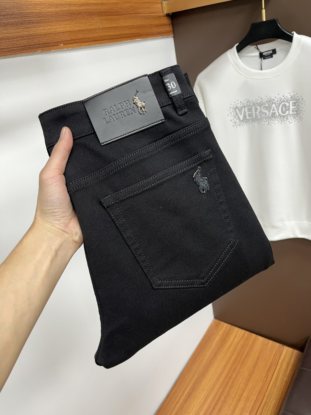 NO:657479,Paul's 2025 autumn latest jeans are stress-free when entering and leaving the store. Best-selling models in the counter. Taste and value are shared. Very comfortable to wear. Low-key yet luxurious. Very classy to wear. Needless to say the trousers style and cut. The upper body is exquisite and vivid. Really first-class top quality. Truly palace-level casual pants, using Turkish cotton. The most famous denim is produced. The quality is outstanding. After heavy washing, the pants are very soft. The straight-leg version is not picky.  The upper body is absolutely stylish QD25 is extremely luxurious!  Size 29-38,,jeans,alexander wang19860909保罗 2025年秋季最新品牛仔裤出入专卖店无压力 专柜热销款 品味与价值共享 身穿着非常舒适 低调不失奢华 穿出去非常有档次,裤型款式和裁剪亦无需多言 上身精致跃然.真正一等一顶级质料 真正殿堂级的休闲裤,选用土耳其的棉花 生产出最有名的单宁布 品质卓然 经过重水洗使得裤子很柔软 直脚的版型 不挑人 上身绝对的有型 QD25 极度奢华！尺码29-38,,jeans,alexander wang,Men's clothing