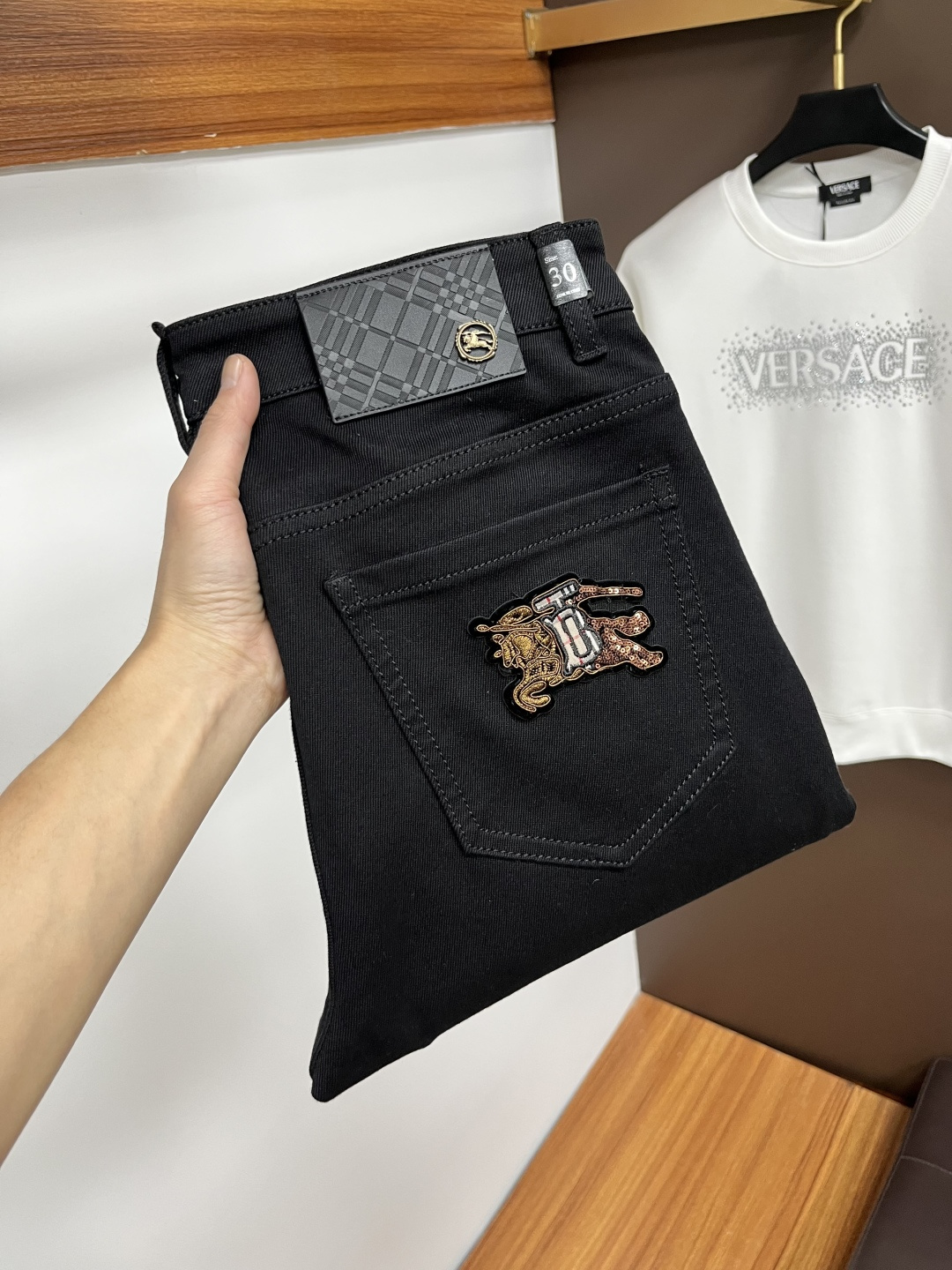 NO:661714,Burberry's 2025 autumn latest jeans are stress-free when entering and leaving the store. Best-selling models in the counter. Taste and value are shared. Very comfortable to wear. Low-key yet luxurious. Very classy to wear. Needless to say the trousers style and cut. The upper body is exquisite and vivid. Real first-class top quality. Really palace-level casual pants, using Turkish cotton to produce the most famous denim. Excellent quality. Heavy washing makes the pants very soft. Straight-footed version.  Don't be picky, the upper body is absolutely stylish QD25 is extremely luxurious!  Size 29-38,,burberry,jeans, 19860909巴宝莉 2025年秋季最新品牛仔裤出入专卖店无压力 专柜热销款 品味与价值共享 身穿着非常舒适 低调不失奢华 穿出去非常有档次,裤型款式和裁剪亦无需多言 上身精致跃然.真正一等一顶级质料 真正殿堂级的休闲裤,选用土耳其的棉花 生产出最有名的单宁布 品质卓然 经过重水洗使得裤子很柔软 直脚的版型 不挑人 上身绝对的有型 QD25 极度奢华！尺码29-38,,burberry,jeans, ,Men's clothing