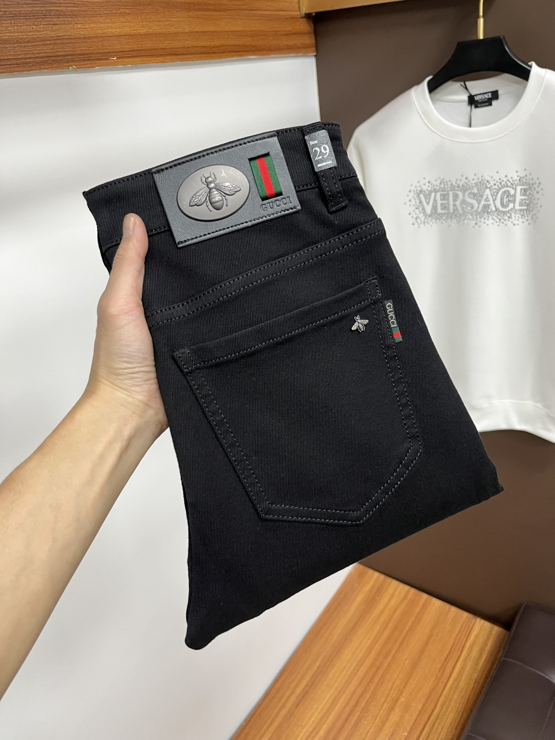 NO:661718,Gucci's latest 2025 autumn jeans are stress-free in and out of the store. Best-selling models in the counter. Shared taste and value. Very comfortable to wear. Low-key yet luxurious. Very classy to wear. Needless to say the trousers style and cut. The upper body is exquisite and vivid. Real first-class top quality materials. Really palace-level casual pants, using Turkish cotton to produce the most famous denim. Excellent quality. Heavy washing makes the pants very soft. Straight-leg version.  Don't be picky, the upper body is absolutely stylish QD25 is extremely luxurious!  Size 29-38,,jeans, 19860909古奇 2025年秋季最新品牛仔裤出入专卖店无压力 专柜热销款 品味与价值共享 身穿着非常舒适 低调不失奢华 穿出去非常有档次,裤型款式和裁剪亦无需多言 上身精致跃然.真正一等一顶级质料 真正殿堂级的休闲裤,选用土耳其的棉花 生产出最有名的单宁布 品质卓然 经过重水洗使得裤子很柔软 直脚的版型 不挑人 上身绝对的有型 QD25 极度奢华！尺码29-38,,jeans, ,Men's clothing