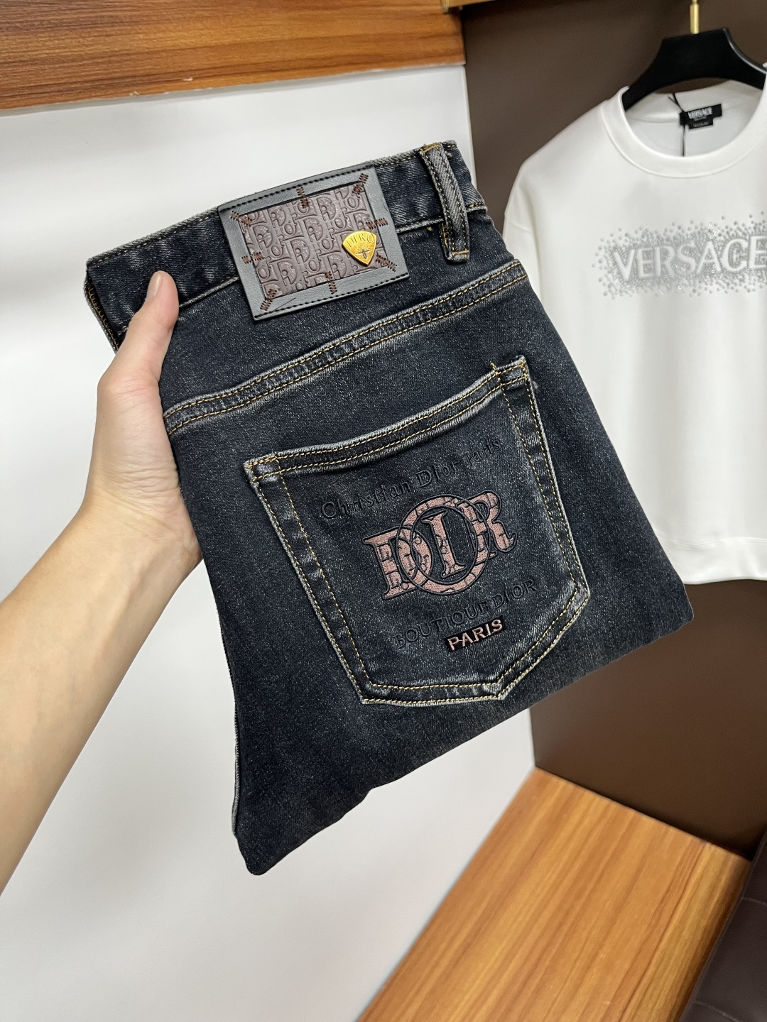 NO:661722,Dior's latest 2025 autumn jeans are stress-free in the store. Best-selling models in the counter. Shared taste and value. Very comfortable to wear. Low-key yet luxurious. Very classy to wear. Needless to say the trousers style and cut. The upper body is exquisite and vivid. Really first-class and top-quality materials. Really palace-level casual pants, using Turkish cotton to produce the most famous denim. Excellent quality. After heavy washing, the pants are very soft. Straight-leg version.  Don't be picky, the upper body is absolutely stylish QD25 is extremely luxurious!  Size 29-38,,dior,jeans, 19860909迪奥 2025年秋季最新品牛仔裤出入专卖店无压力 专柜热销款 品味与价值共享 身穿着非常舒适 低调不失奢华 穿出去非常有档次,裤型款式和裁剪亦无需多言 上身精致跃然.真正一等一顶级质料 真正殿堂级的休闲裤,选用土耳其的棉花 生产出最有名的单宁布 品质卓然 经过重水洗使得裤子很柔软 直脚的版型 不挑人 上身绝对的有型 QD25 极度奢华！尺码29-38,,dior,jeans, ,Men's clothing