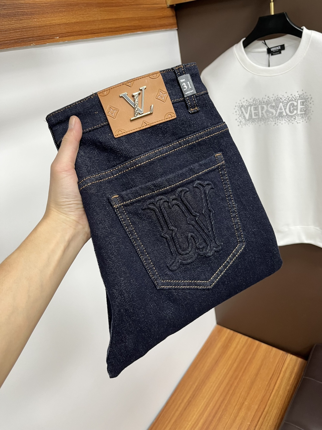 NO:661684,LV's latest 2025 autumn jeans are stress-free in and out of the store. Best-selling models in the counter. Taste and value are shared. Very comfortable to wear. Low-key yet luxurious. Very classy to wear. Needless to say the trousers style and cut. The upper body is exquisite and vivid. Real first-class top quality. Really top-level casual pants, using Turkish cotton. The most famous denim is produced. The quality is outstanding. After heavy washing, the pants are very soft. The straight-leg version is not picky.  The upper body is absolutely stylish QD25 is extremely luxurious!  Size 29-38,,louis vuitton,jeans, 19860909LV 2025年秋季最新品牛仔裤出入专卖店无压力 专柜热销款 品味与价值共享 身穿着非常舒适 低调不失奢华 穿出去非常有档次,裤型款式和裁剪亦无需多言 上身精致跃然.真正一等一顶级质料 真正殿堂级的休闲裤,选用土耳其的棉花 生产出最有名的单宁布 品质卓然 经过重水洗使得裤子很柔软 直脚的版型 不挑人 上身绝对的有型 QD25 极度奢华！尺码29-38,,louis vuitton,jeans, ,Men's clothing