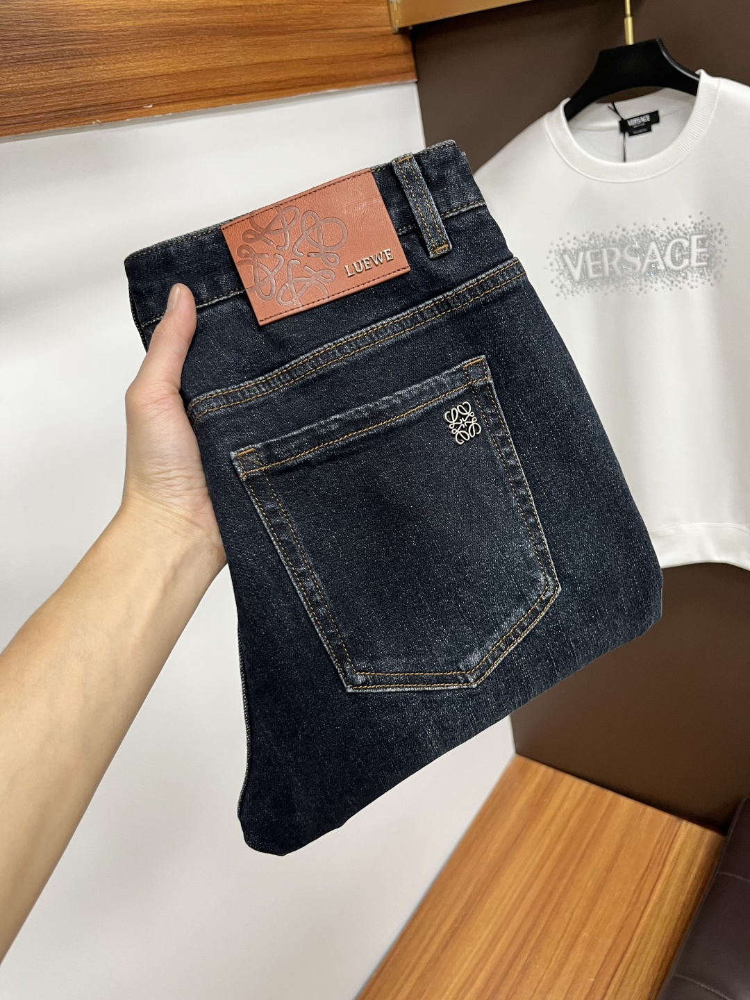 NO:661699,Loewe's 2025 autumn latest jeans are stress-free in the store. Best-selling models in the counter. Taste and value are shared. Very comfortable to wear. Low-key yet luxurious. Very classy to wear. Needless to say the trousers style and cut. The upper body is exquisite and vivid. Real first-class top quality. Really palace-level casual pants, using Turkish cotton to produce the most famous denim. Excellent quality. Heavy washing makes the pants very soft. Straight-leg version.  Don't be picky, the upper body is absolutely stylish QD25 is extremely luxurious!  Size 29-38,,loewe,jeans, 19860909罗意威 2025年秋季最新品牛仔裤出入专卖店无压力 专柜热销款 品味与价值共享 身穿着非常舒适 低调不失奢华 穿出去非常有档次,裤型款式和裁剪亦无需多言 上身精致跃然.真正一等一顶级质料 真正殿堂级的休闲裤,选用土耳其的棉花 生产出最有名的单宁布 品质卓然 经过重水洗使得裤子很柔软 直脚的版型 不挑人 上身绝对的有型 QD25 极度奢华！尺码29-38,,loewe,jeans, ,Men's clothing