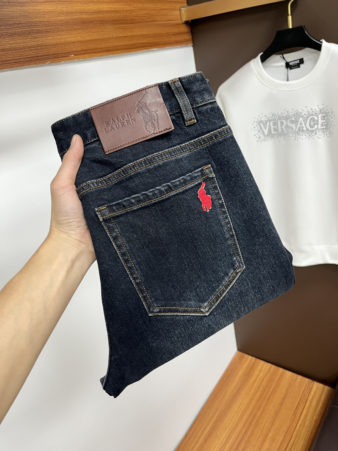 NO:661701,Paul's 2025 autumn latest jeans are stress-free when entering and leaving the store. Best-selling models in the counter. Taste and value are shared. Very comfortable to wear. Low-key yet luxurious. Very classy to wear. Needless to say the trousers style and cut. The upper body is exquisite and vivid. Really first-class top quality. Truly palace-level casual pants, using Turkish cotton. The most famous denim is produced. The quality is outstanding. After heavy washing, the pants are very soft. The straight-leg version is not picky.  The upper body is absolutely stylish QD25 is extremely luxurious!  Size 29-38,,jeans, 19860909保罗 2025年秋季最新品牛仔裤出入专卖店无压力 专柜热销款 品味与价值共享 身穿着非常舒适 低调不失奢华 穿出去非常有档次,裤型款式和裁剪亦无需多言 上身精致跃然.真正一等一顶级质料 真正殿堂级的休闲裤,选用土耳其的棉花 生产出最有名的单宁布 品质卓然 经过重水洗使得裤子很柔软 直脚的版型 不挑人 上身绝对的有型 QD25 极度奢华！尺码29-38,,jeans, ,Men's clothing