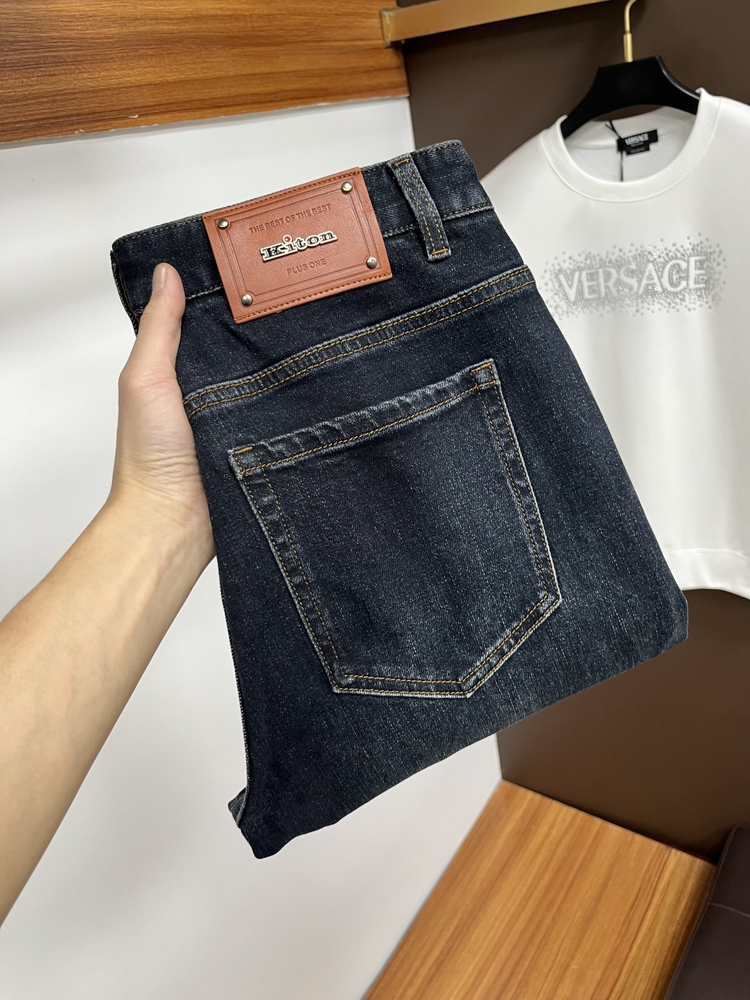 NO:661708,Kiton's 2025 autumn latest jeans are stress-free when entering and leaving the store. Best-selling models in the counter. Taste and value are shared. Very comfortable to wear. Low-key yet luxurious. Very classy to wear. Needless to say the trousers style and cut. The upper body is exquisite and lively. Real first-class top quality materials. Really palace-level casual pants, using Turkish cotton. The most famous denim is produced. The quality is outstanding. After heavy washing, the pants are very soft. The straight-leg version is not picky.  The upper body is absolutely stylish QD25 is extremely luxurious!  Size 29-38,,jeans, 19860909Kiton 2025年秋季最新品牛仔裤出入专卖店无压力 专柜热销款 品味与价值共享 身穿着非常舒适 低调不失奢华 穿出去非常有档次,裤型款式和裁剪亦无需多言 上身精致跃然.真正一等一顶级质料 真正殿堂级的休闲裤,选用土耳其的棉花 生产出最有名的单宁布 品质卓然 经过重水洗使得裤子很柔软 直脚的版型 不挑人 上身绝对的有型 QD25 极度奢华！尺码29-38,,jeans, ,Men's clothing