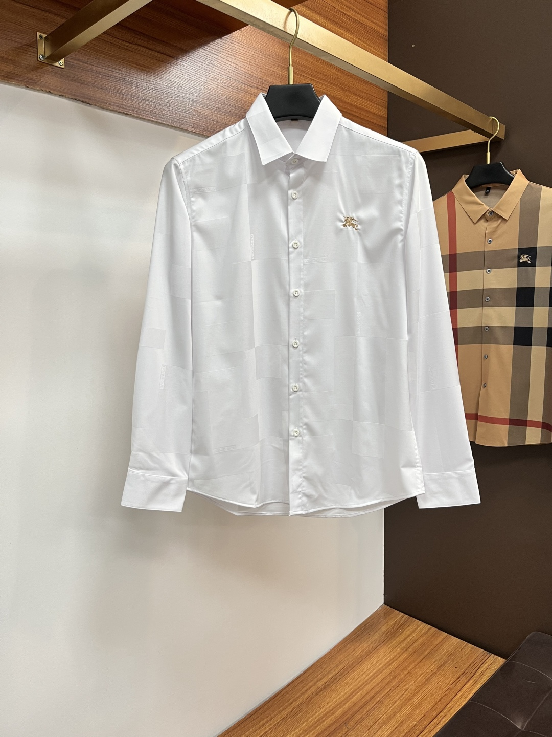 NO:727245,Supports exchange after the year. (Higher version) Burberry casual plaid shirt has always been an indispensable item in this season. A good shirt highlights more than just temperament. The counter style has unique details. Burberry shirts are very particular about quality. The classic style is a hit every year!  The details of the workmanship are very good, even a small button has details. It does not hurt the skin or clothes. The classic style is a good choice for outer wear and inner wear. The overall feeling is very elegant!  !  , especially slim, slim and good-looking. If you like it, come and get it~ Size m～3xl,,burberry,shirts,19860909支持年后退换.（高版本）巴宝莉休闲格子衬衫 一直以来都是这个季节必不可少的单品 一件好的衬衫凸显的不仅仅是气质, 专柜款 细节做的独一无二 巴宝莉衬衣很讲究品质 经典的款式每年都是爆款！做工的细节很到位,就连一个小扣子都有细节.不伤皮肤不伤衣服.经典的款式,外穿内搭都是很不错的选择,整体感觉非常有气质！！, 特别显瘦 修身好看 喜欢快来入手~ 尺码m～3xl,,burberry,shirts,,Men's clothing