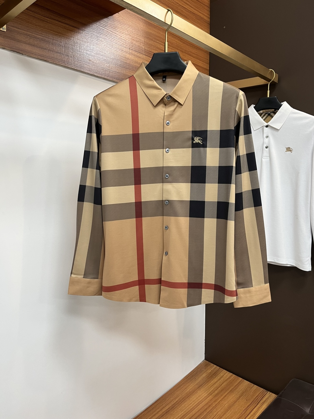 NO:682189,(Higher version) Burberry casual plaid shirt has always been an indispensable item in this season. A good shirt highlights more than just temperament. The counter version has unique details. Burberry shirts are very particular about quality. The classic styles are popular every year!  The details of the workmanship are very good, even a small button has details. It does not hurt the skin or clothes. The classic style is a good choice for outer wear and inner wear. The overall feeling is very elegant!  !  , especially slim, slim and good-looking. If you like it, come and get it~ Size m～3xl,,burberry,shirts,19860909（高版本）巴宝莉休闲格子衬衫 一直以来都是这个季节必不可少的单品 一件好的衬衫凸显的不仅仅是气质, 专柜款 细节做的独一无二 巴宝莉衬衣很讲究品质 经典的款式每年都是爆款！做工的细节很到位,就连一个小扣子都有细节.不伤皮肤不伤衣服.经典的款式,外穿内搭都是很不错的选择,整体感觉非常有气质！！, 特别显瘦 修身好看 喜欢快来入手~ 尺码m～3xl,,burberry,shirts,,Men's clothing