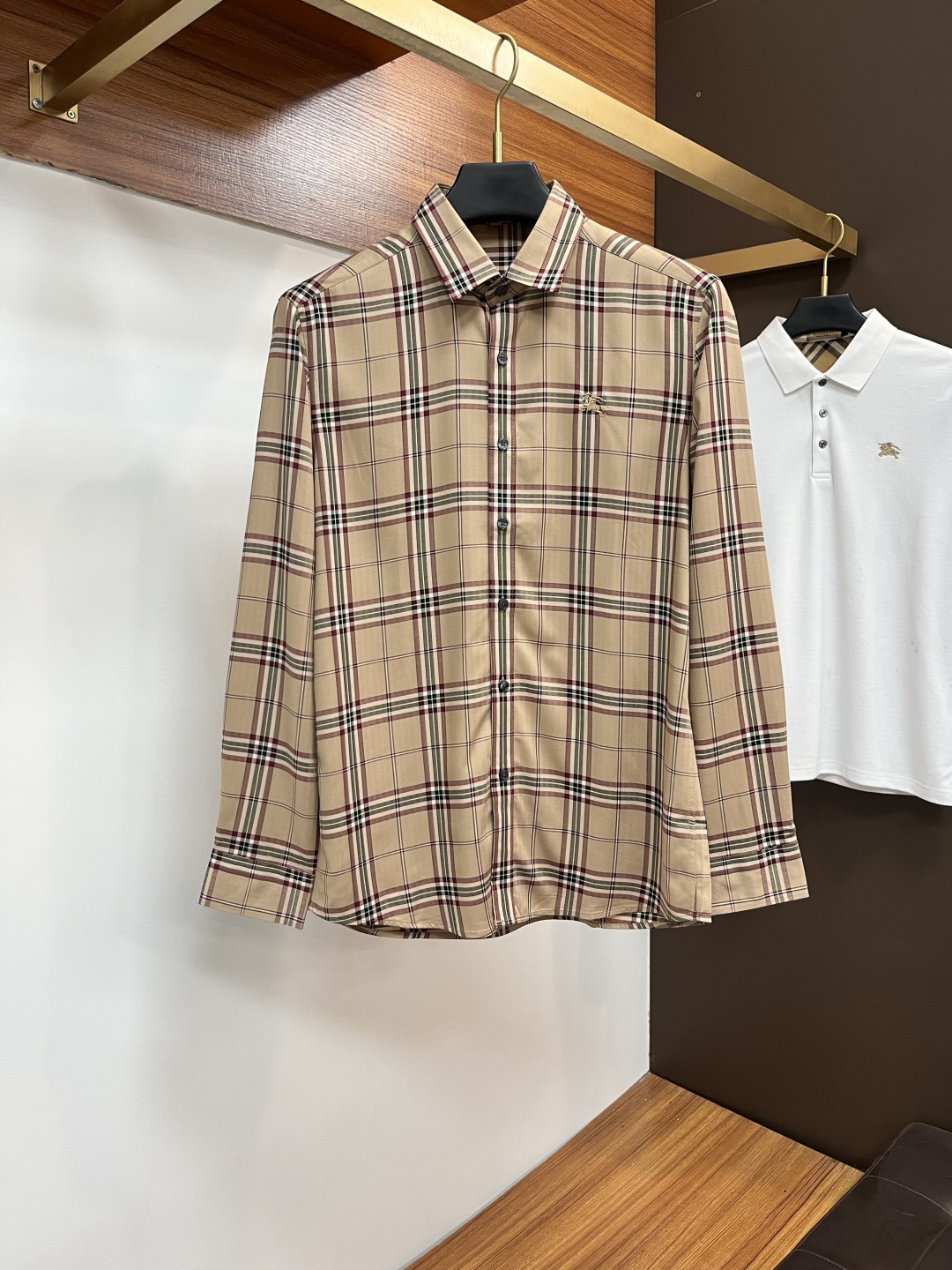 NO:685415,(Higher version) Burberry casual plaid shirt has always been an indispensable item in this season. A good shirt highlights more than just temperament. The counter version has unique details. Burberry shirts are very particular about quality. The classic styles are popular every year!  The details of the workmanship are very good, even a small button has details. It does not hurt the skin or clothes. The classic style is a good choice for outer wear and inner wear. The overall feeling is very elegant!  !  , especially slim, slim and good-looking. If you like it, come and get it~ Size m～3xl,,burberry,shirts,19860909（高版本）巴宝莉休闲格子衬衫 一直以来都是这个季节必不可少的单品 一件好的衬衫凸显的不仅仅是气质, 专柜款 细节做的独一无二 巴宝莉衬衣很讲究品质 经典的款式每年都是爆款！做工的细节很到位,就连一个小扣子都有细节.不伤皮肤不伤衣服.经典的款式,外穿内搭都是很不错的选择,整体感觉非常有气质！！, 特别显瘦 修身好看 喜欢快来入手~ 尺码m～3xl,,burberry,shirts,,Men's clothing