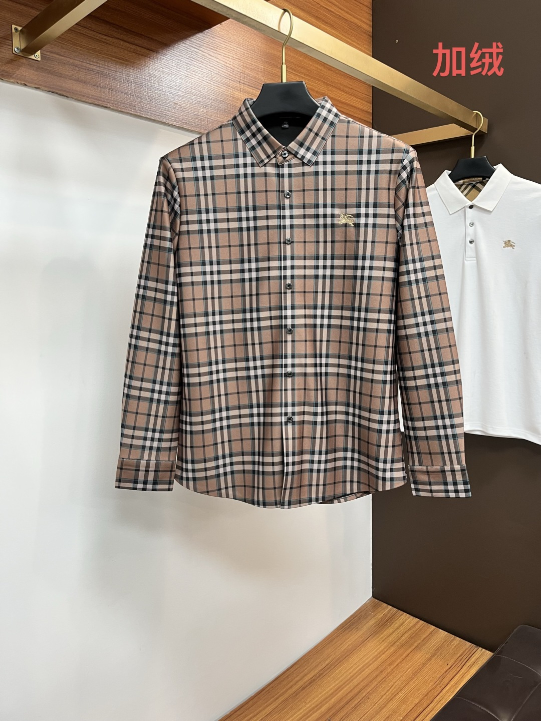 NO:682193,Velvet style (high version) Burberry casual plaid shirt has always been an indispensable item in this season. A good shirt highlights more than just temperament. The counter version has unique details. Burberry shirts are very particular about quality. The classic style is a hit every year!  The details of the workmanship are very good, even a small button has details. It does not hurt the skin or clothes. The classic style is a good choice for outer wear and inner wear. The overall feeling is very elegant!  !  , especially slim, slim and good-looking. If you like it, come and get it~ Size m～3xl,,burberry,shirts,19860909加绒款（高版本）巴宝莉休闲格子衬衫 一直以来都是这个季节必不可少的单品 一件好的衬衫凸显的不仅仅是气质, 专柜款 细节做的独一无二 巴宝莉衬衣很讲究品质 经典的款式每年都是爆款！做工的细节很到位,就连一个小扣子都有细节.不伤皮肤不伤衣服.经典的款式,外穿内搭都是很不错的选择,整体感觉非常有气质！！, 特别显瘦 修身好看 喜欢快来入手~ 尺码m～3xl,,burberry,shirts,,Men's clothing