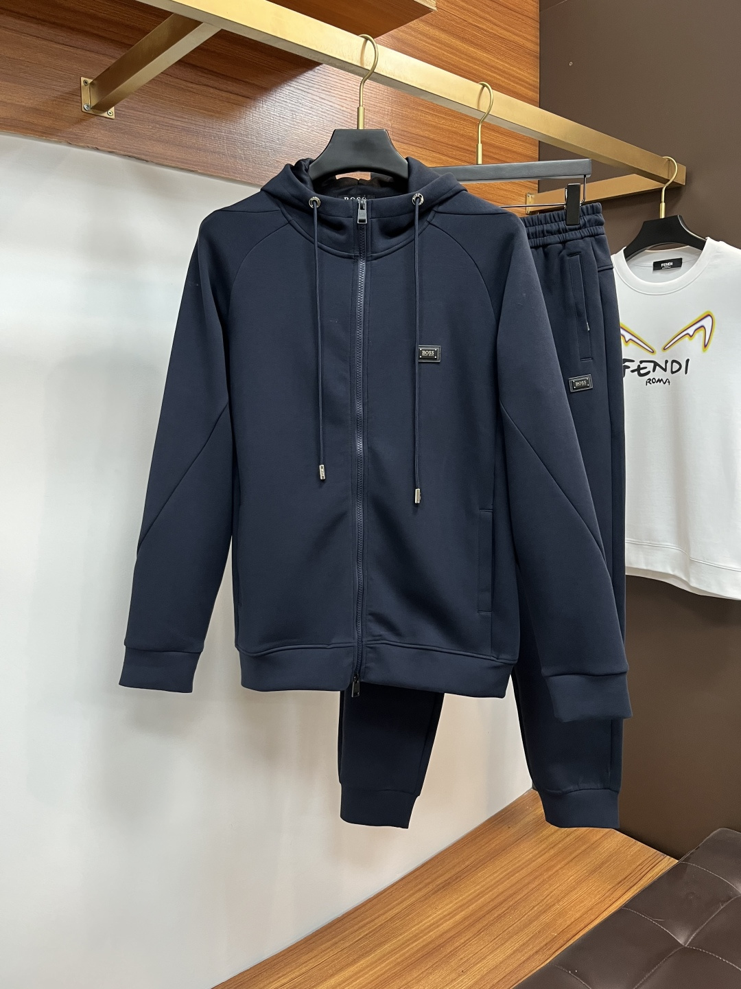 NO:683672,BOSS 2025ss new autumn and winter casual suits!  Celebrities’ favorite fashion-flavored casual suits are simple and elegant, designed with 11 craftsmanship on the official website!  Clean and neat tailoring, full of urban style. Exclusive top-grade customized fabrics are available. It feels soft and dry, and the upper body effect is crisp and stylish. The three-dimensional cutting technology and the version are of high standards and suitable for the benefits!  It is not tight at all, and you feel good when you put it on. With so many top-quality raw materials, it creates a high-end product with unparalleled value. It is the first choice for high-end fashion people with complete three standards, and the upper body effect is super good-looking!  Code number: M-4XL,,19860909BOSS 2025ss秋冬新品休闲套装！明星最爱时装味休闲套装 简单大方,官网11工艺设计！干净利落剪裁 都市风十足 可供独家顶级定制面料,手感软糯干爽,上身效果挺括有型.立体裁剪工艺,版型上都是高标准,恰当好处的廓型版！又恰恰不紧绷,穿上心情就好,如此众多的顶级原料,打造出价值感无与伦比的高端产品,三标齐全高端潮流时尚人士首选,上身效果超级好看！码数:M-4XL,,,Men's clothing