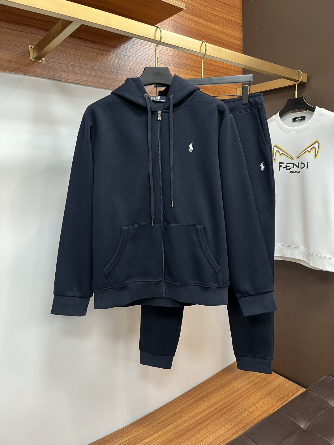 NO:683677,Paul 2025ss new autumn and winter casual suits!  Celebrities’ favorite fashion-flavored casual suits are simple and elegant, designed with 11 craftsmanship on the official website!  Clean and neat tailoring, full of urban style. Exclusive top-grade customized fabrics are available. It feels soft and dry, and the upper body effect is crisp and stylish. The three-dimensional cutting technology and the version are of high standards and suitable for the benefits!  It is not tight at all, and you feel good when you put it on. With so many top-quality raw materials, it creates a high-end product with unparalleled value. It is the first choice for high-end fashion people with complete three standards, and the upper body effect is super good-looking!  Code number: M-4XL,,19860909保罗 2025ss秋冬新品休闲套装！明星最爱时装味休闲套装 简单大方,官网11工艺设计！干净利落剪裁 都市风十足 可供独家顶级定制面料,手感软糯干爽,上身效果挺括有型.立体裁剪工艺,版型上都是高标准,恰当好处的廓型版！又恰恰不紧绷,穿上心情就好,如此众多的顶级原料,打造出价值感无与伦比的高端产品,三标齐全高端潮流时尚人士首选,上身效果超级好看！码数:M-4XL,,,Men's clothing