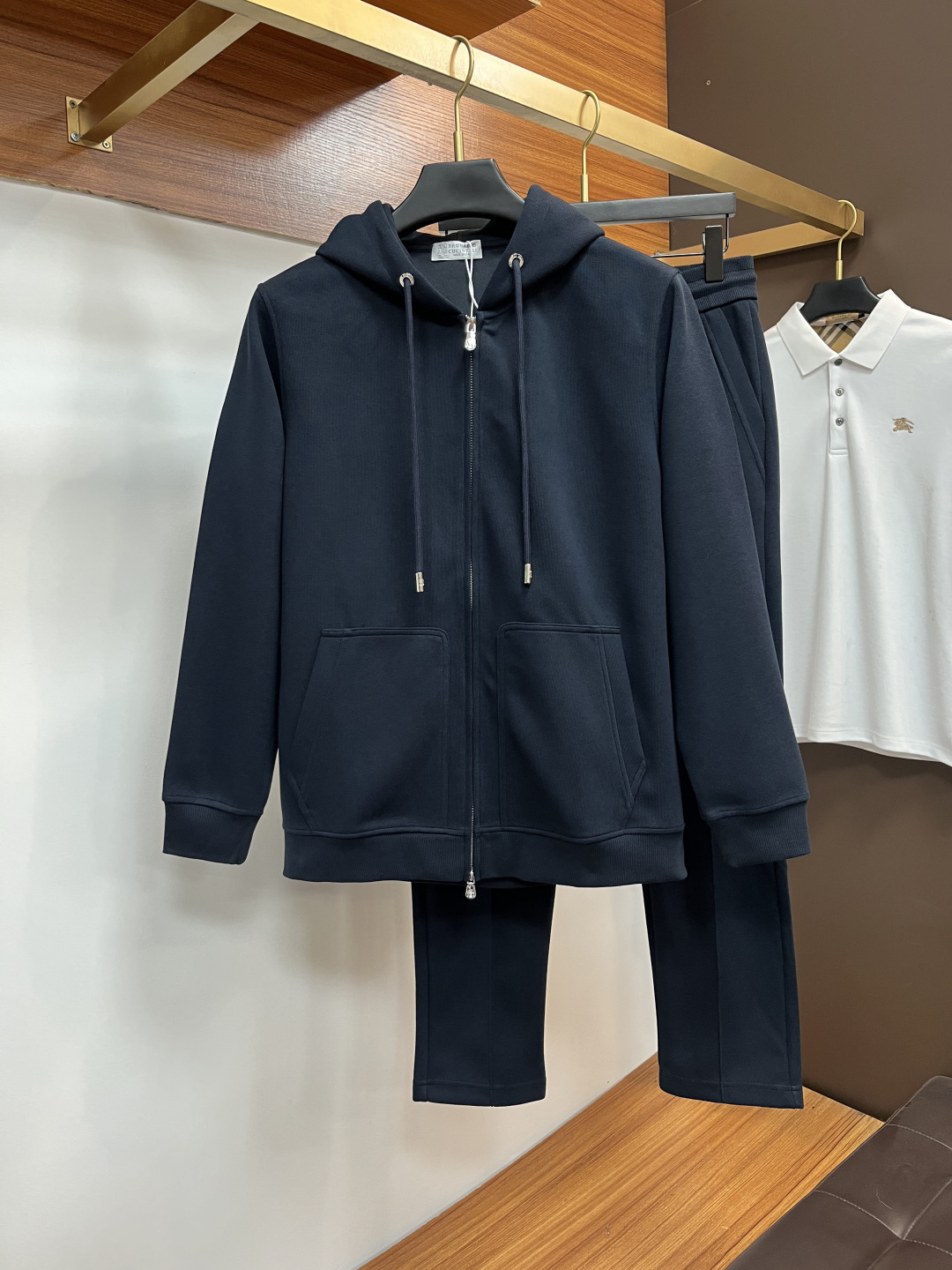 NO:691014,Bruti 2025ss new autumn and winter casual suits!  Celebrities’ favorite fashion-flavored casual suits are simple and elegant, designed with 11 craftsmanship on the official website!  Clean and neat tailoring, full of urban style. Exclusive top-grade customized fabrics are available. It feels soft and dry, and the upper body effect is crisp and stylish. The three-dimensional cutting technology and the version are of high standards and suitable for the benefits!  It is not tight at all, and you feel good when you put it on. With so many top-quality raw materials, it creates a high-end product with unparalleled value. It is the first choice for high-end fashion people with complete three standards, and the upper body effect is super good-looking!  Code number: M-4XL,,19860909布鲁提 2025ss秋冬新品休闲套装！明星最爱时装味休闲套装 简单大方,官网11工艺设计！干净利落剪裁 都市风十足 可供独家顶级定制面料,手感软糯干爽,上身效果挺括有型.立体裁剪工艺,版型上都是高标准,恰当好处的廓型版！又恰恰不紧绷,穿上心情就好,如此众多的顶级原料,打造出价值感无与伦比的高端产品,三标齐全高端潮流时尚人士首选,上身效果超级好看！码数:M-4XL,,,Men's clothing