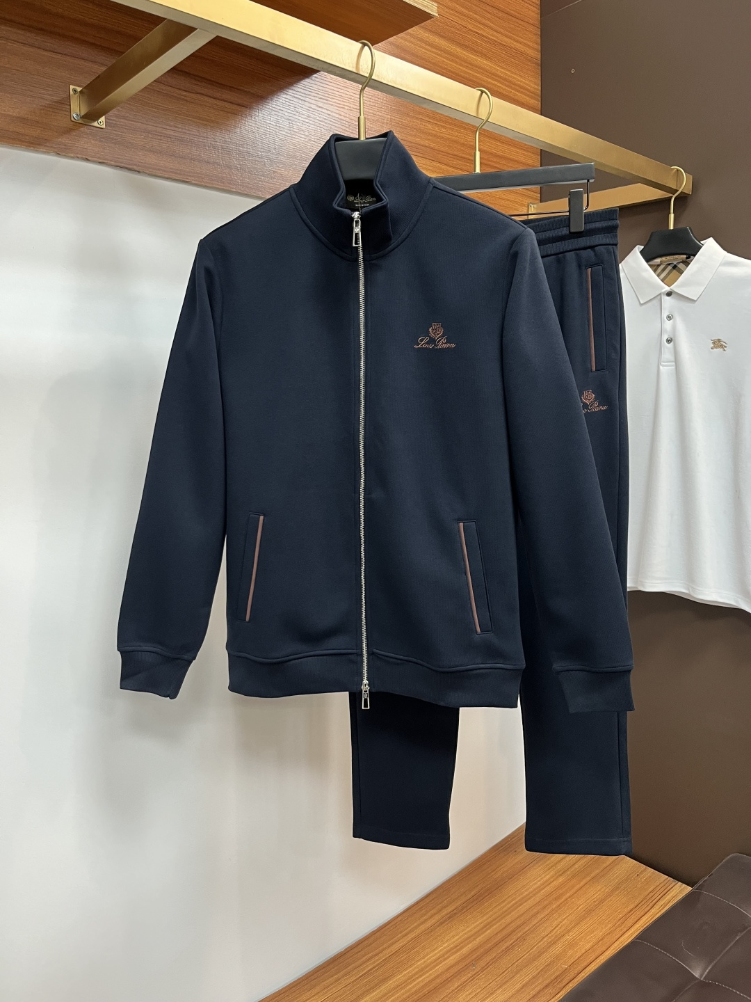 NO:691016,Nuoyoupanya 2025ss new autumn and winter casual suits!  Celebrities’ favorite fashion-flavored casual suits are simple and elegant, designed with 11 craftsmanship on the official website!  Clean and neat tailoring, full of urban style. Exclusive top-grade customized fabrics are available. It feels soft and dry, and the upper body effect is crisp and stylish. The three-dimensional cutting technology and the version are of high standards and suitable for the benefits!  It is not tight at all, and you feel good when you put it on. With so many top-quality raw materials, it creates a high-end product with unparalleled value. It is the first choice for high-end fashion people with complete three standards, and the upper body effect is super good-looking!  Code number: M-4XL,,19860909诺悠翩雅 2025ss秋冬新品休闲套装！明星最爱时装味休闲套装 简单大方,官网11工艺设计！干净利落剪裁 都市风十足 可供独家顶级定制面料,手感软糯干爽,上身效果挺括有型.立体裁剪工艺,版型上都是高标准,恰当好处的廓型版！又恰恰不紧绷,穿上心情就好,如此众多的顶级原料,打造出价值感无与伦比的高端产品,三标齐全高端潮流时尚人士首选,上身效果超级好看！码数:M-4XL,,,Men's clothing