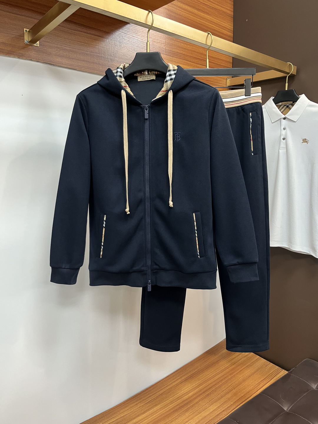 NO:691018,Burberry 2025ss new autumn and winter casual suits!  Celebrities’ favorite fashion-flavored casual suits are simple and elegant, designed with 11 craftsmanship on the official website!  Clean and neat tailoring, full of urban style. Exclusive top-grade customized fabrics are available. It feels soft and dry, and the upper body effect is crisp and stylish. The three-dimensional cutting technology and the version are of high standards and suitable for the benefits!  It is not tight at all, and you feel good when you put it on. With so many top-quality raw materials, it creates a high-end product with unparalleled value. It is the first choice for high-end fashion people with complete three standards, and the upper body effect is super good-looking!  Size: M-4XL,,burberry,19860909巴宝莉 2025ss秋冬新品休闲套装！明星最爱时装味休闲套装 简单大方,官网11工艺设计！干净利落剪裁 都市风十足 可供独家顶级定制面料,手感软糯干爽,上身效果挺括有型.立体裁剪工艺,版型上都是高标准,恰当好处的廓型版！又恰恰不紧绷,穿上心情就好,如此众多的顶级原料,打造出价值感无与伦比的高端产品,三标齐全高端潮流时尚人士首选,上身效果超级好看！码数:M-4XL,,burberry,,Men's clothing