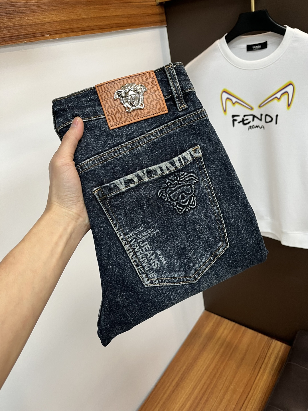 NO:682200,Versace's latest winter jeans are stress-free when entering and leaving the store. Best-selling models in the counter. Shared taste and value. Very comfortable to wear. Low-key yet luxurious. Very classy to wear. Needless to say the trousers style and cut. The upper body is exquisite and vivid. Really first-class and top-quality materials. Really top-level casual pants, using Turkish cotton. The most famous denim fabric is produced. The quality is outstanding. After heavy washing, the pants are very soft. The straight-leg version is not picky.  The upper body is absolutely stylish. BG15 is extremely luxurious!  Size 29-38,,versace,jeans,19860909范思哲 年冬季最新品牛仔裤出入专卖店无压力 专柜热销款 品味与价值共享 身穿着非常舒适 低调不失奢华 穿出去非常有档次,裤型款式和裁剪亦无需多言 上身精致跃然.真正一等一顶级质料 真正殿堂级的休闲裤,选用土耳其的棉花 生产出最有名的单宁布 品质卓然 经过重水洗使得裤子很柔软 直脚的版型 不挑人 上身绝对的有型 BG15 极度奢华！尺码29-38,,versace,jeans,,Men's clothing