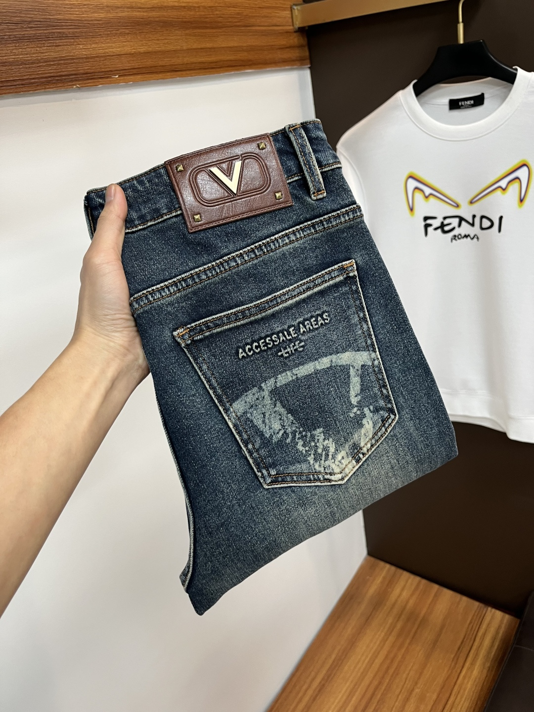 NO:682215,Valentino's latest winter jeans are stress-free when entering and leaving the store. Best-selling models in the counter. Taste and value are shared. Very comfortable to wear. Low-key yet luxurious. Very classy to wear. Needless to say the trousers style and cut. The upper body is exquisite and vivid. Really first-class top quality. Really top-level casual pants, using Turkish cotton. The most famous denim fabric is produced. The quality is outstanding. After heavy washing, the pants are very soft. The straight-leg version is not picky.  The upper body is absolutely stylish. BG15 is extremely luxurious!  Size 29-38,,valentino,jeans,19860909华伦天奴 年冬季最新品牛仔裤出入专卖店无压力 专柜热销款 品味与价值共享 身穿着非常舒适 低调不失奢华 穿出去非常有档次,裤型款式和裁剪亦无需多言 上身精致跃然.真正一等一顶级质料 真正殿堂级的休闲裤,选用土耳其的棉花 生产出最有名的单宁布 品质卓然 经过重水洗使得裤子很柔软 直脚的版型 不挑人 上身绝对的有型 BG15 极度奢华！尺码29-38,,valentino,jeans,,Men's clothing