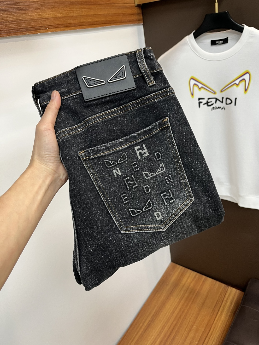 NO:682220,Fendi's latest winter jeans are stress-free when entering and exiting the store. Best-selling models in the counter. Shared taste and value. Very comfortable to wear. Low-key yet luxurious. Very classy to wear. Needless to say the trousers style and cut. The upper body is exquisite and vivid. Really first-class and top-quality materials. Really top-level casual pants, using Turkish cotton. The most famous denim fabric is produced. The quality is outstanding. After heavy washing, the pants are very soft. The straight-leg version is not picky.  The upper body is absolutely stylish. BG15 is extremely luxurious!  Size 29-38,,fendi,jeans,19860909芬迪 年冬季最新品牛仔裤出入专卖店无压力 专柜热销款 品味与价值共享 身穿着非常舒适 低调不失奢华 穿出去非常有档次,裤型款式和裁剪亦无需多言 上身精致跃然.真正一等一顶级质料 真正殿堂级的休闲裤,选用土耳其的棉花 生产出最有名的单宁布 品质卓然 经过重水洗使得裤子很柔软 直脚的版型 不挑人 上身绝对的有型 BG15 极度奢华！尺码29-38,,fendi,jeans,,Men's clothing