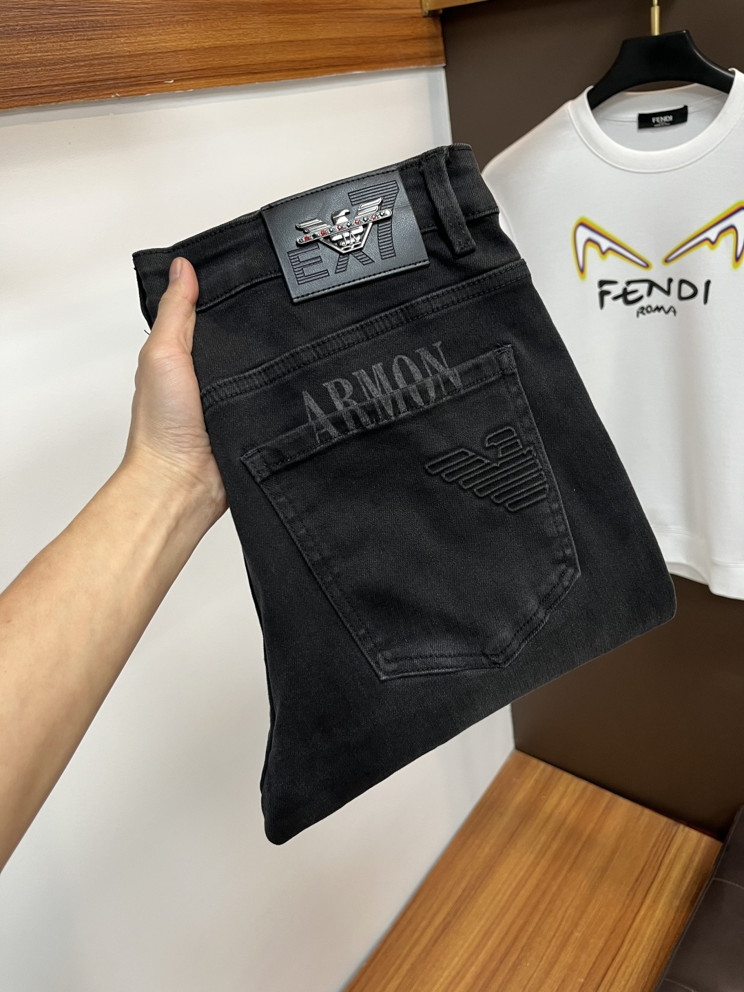 NO:685442,Armani's latest winter 2025 jeans are stress-free when entering and leaving the store. Best-selling models in the counter. Taste and value are shared. Very comfortable to wear. Low-key yet luxurious. Very classy to wear. Needless to say the trousers style and cut. The upper body is exquisite and vivid. Really first-class and top-quality materials. Really palace-level casual pants, using Turkish cotton to produce the most famous denim. Excellent quality. Heavy washing makes the trousers very soft. Straight-footed version.  Don't be picky, the upper body is absolutely stylish. BG15 is extremely luxurious!  Size 29-38,,armani,jeans,19860909阿玛尼 2025年冬季最新品牛仔裤出入专卖店无压力 专柜热销款 品味与价值共享 身穿着非常舒适 低调不失奢华 穿出去非常有档次,裤型款式和裁剪亦无需多言 上身精致跃然.真正一等一顶级质料 真正殿堂级的休闲裤,选用土耳其的棉花 生产出最有名的单宁布 品质卓然 经过重水洗使得裤子很柔软 直脚的版型 不挑人 上身绝对的有型 BG15 极度奢华！尺码29-38,,armani,jeans,,Men's clothing