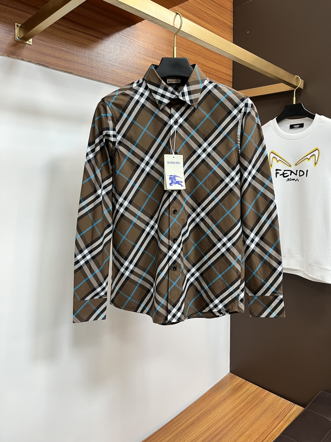 NO:685418,Burberry 25S autumn men's long-sleeved shirt, the material and workmanship are excellent!  !  The most basic soul of a good item is made of double-strand mercerized fabric supplied by customers, which is extremely delicate and has perfect texture. The front chest is decorated with war horse soft rubber to ensure perfect wearing comfort. The wiring and details everywhere in the BG are rigorous and meticulous, and it is so flawless from the inside to the outside. Size S-2XL,, burberry, shirts,19860909巴宝莉 25S秋季男士长袖衬衫,材质和做工极好！！一件好的单品最为基础的灵魂,采用客供双股丝光面料,极为细腻,质感满分 前胸饰有战马软胶保证完美的穿着舒适度,BG各处的走线跟细节更是严谨缜密,从内到外都是如此无瑕..码数S-2XL,,burberry,shirts,,Men's clothing