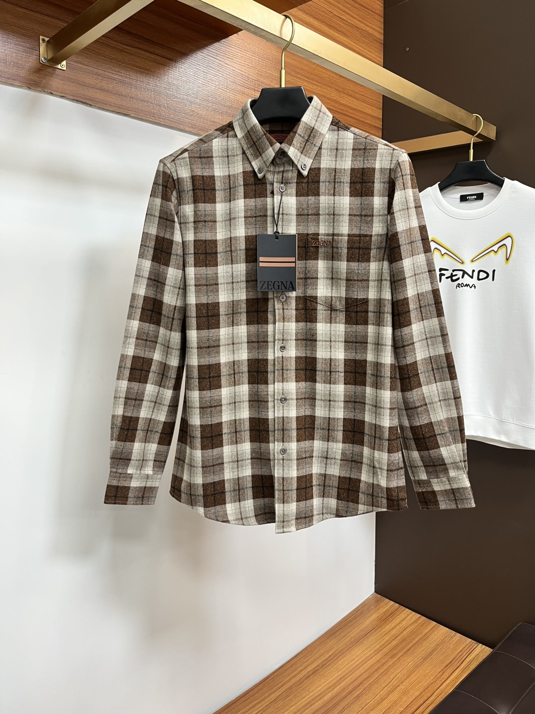 NO:685425,Ermenegildo Zegna 25S autumn men's long-sleeved shirt, the material and workmanship are excellent!  !  The most basic soul of a good item is made of double-strand mercerized fabric supplied by customers, which is extremely delicate and has perfect texture. The front chest is decorated with war horse soft rubber to ensure perfect wearing comfort. The wiring and details everywhere in the BG are rigorous and meticulous, and it is so flawless from the inside to the outside. Size M-3XL,,zegna,shirts,19860909杰尼亚 25S秋季男士长袖衬衫,材质和做工极好！！一件好的单品最为基础的灵魂,采用客供双股丝光面料,极为细腻,质感满分 前胸饰有战马软胶保证完美的穿着舒适度,BG各处的走线跟细节更是严谨缜密,从内到外都是如此无瑕..码数M-3XL,,zegna,shirts,,Men's clothing