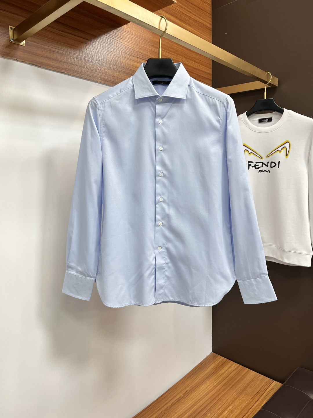 NO:685431,LV 25S autumn men's long-sleeved shirt, excellent material and workmanship!  !  The most basic soul of a good item is made of double-strand mercerized fabric supplied by customers, which is extremely delicate and has perfect texture. The front chest is decorated with war horse soft rubber to ensure perfect wearing comfort. The wiring and details everywhere in the BG are rigorous and meticulous, and it is so flawless from the inside to the outside. Size M-3XL, Louis Vuitton, shirts,19860909LV 25S秋季男士长袖衬衫,材质和做工极好！！一件好的单品最为基础的灵魂,采用客供双股丝光面料,极为细腻,质感满分 前胸饰有战马软胶保证完美的穿着舒适度,BG各处的走线跟细节更是严谨缜密,从内到外都是如此无瑕..码数M-3XL,,louis vuitton,shirts,,Men's clothing