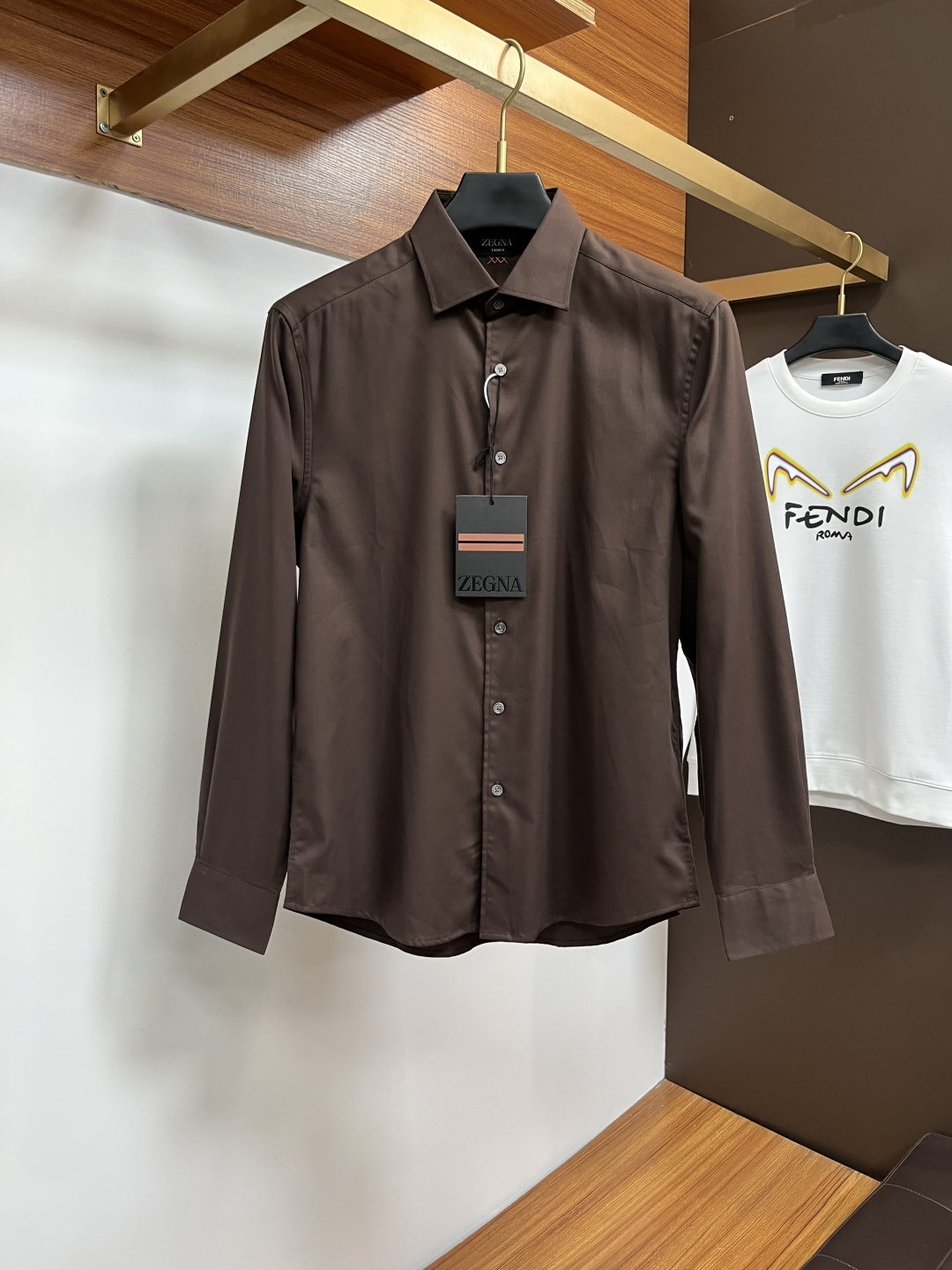 NO:685435,Ermenegildo Zegna 25S autumn men's long-sleeved shirt, the material and workmanship are excellent!  !  The most basic soul of a good item is made of double-strand mercerized fabric supplied by customers, which is extremely delicate and has perfect texture. The front chest is decorated with war horse soft rubber to ensure perfect wearing comfort. The wiring and details everywhere in the BG are rigorous and meticulous, and it is so flawless from the inside to the outside. Size M-3XL,,zegna,shirts,19860909杰尼亚 25S秋季男士长袖衬衫,材质和做工极好！！一件好的单品最为基础的灵魂,采用客供双股丝光面料,极为细腻,质感满分 前胸饰有战马软胶保证完美的穿着舒适度,BG各处的走线跟细节更是严谨缜密,从内到外都是如此无瑕..码数M-3XL,,zegna,shirts,,Men's clothing