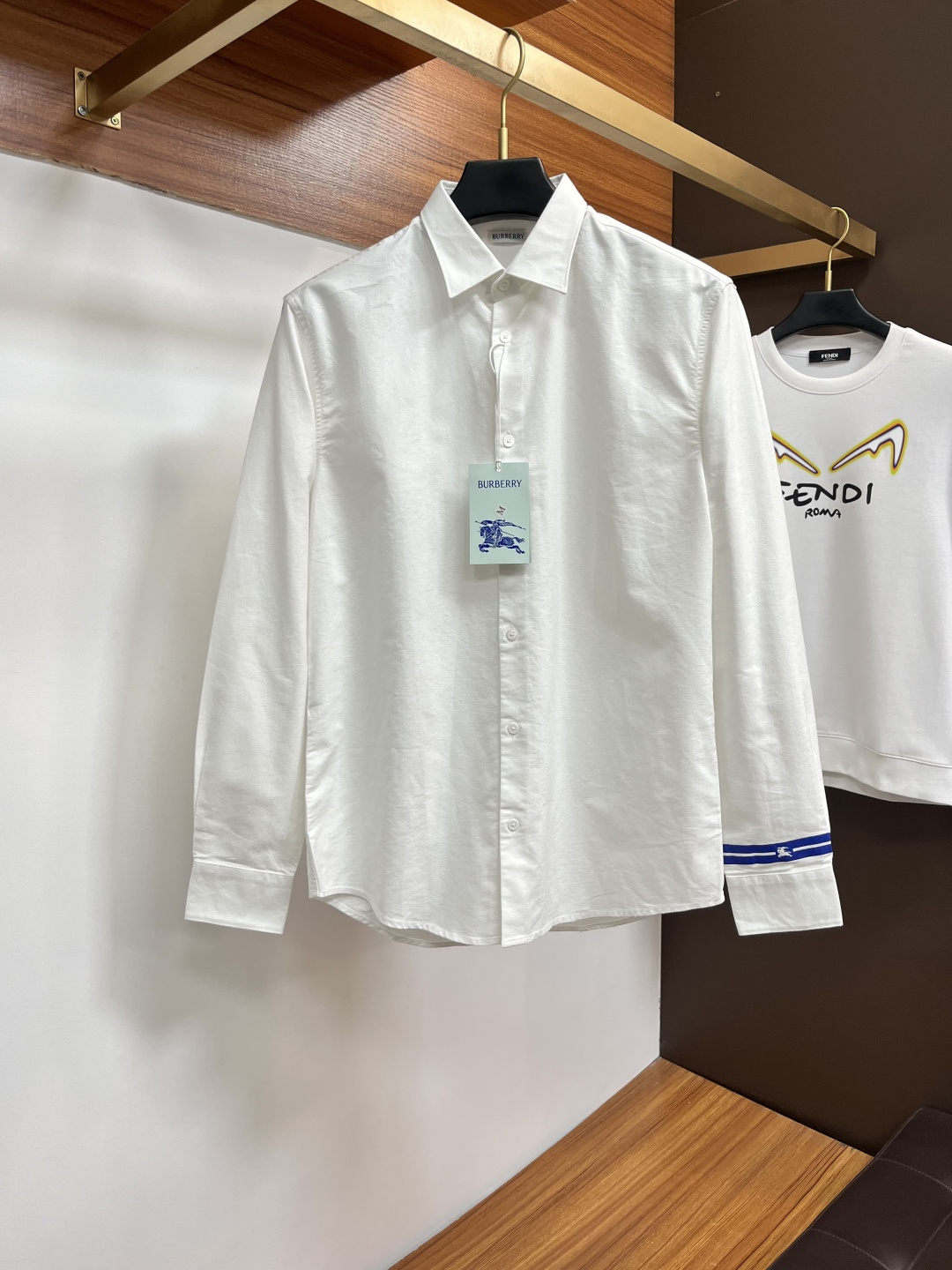 NO:691008,Burberry 25S autumn men's long-sleeved shirt, the material and workmanship are excellent!  !  The most basic soul of a good item is made of double-strand mercerized fabric supplied by customers, which is extremely delicate and has perfect texture. The front chest is decorated with war horse soft rubber to ensure perfect wearing comfort. The wiring and details everywhere in the BG are rigorous and meticulous, and it is so flawless from the inside to the outside. Size M-3XL,, burberry, shirts,19860909巴宝莉 25S秋季男士长袖衬衫,材质和做工极好！！一件好的单品最为基础的灵魂,采用客供双股丝光面料,极为细腻,质感满分 前胸饰有战马软胶保证完美的穿着舒适度,BG各处的走线跟细节更是严谨缜密,从内到外都是如此无瑕..码数M-3XL,,burberry,shirts,,Men's clothing